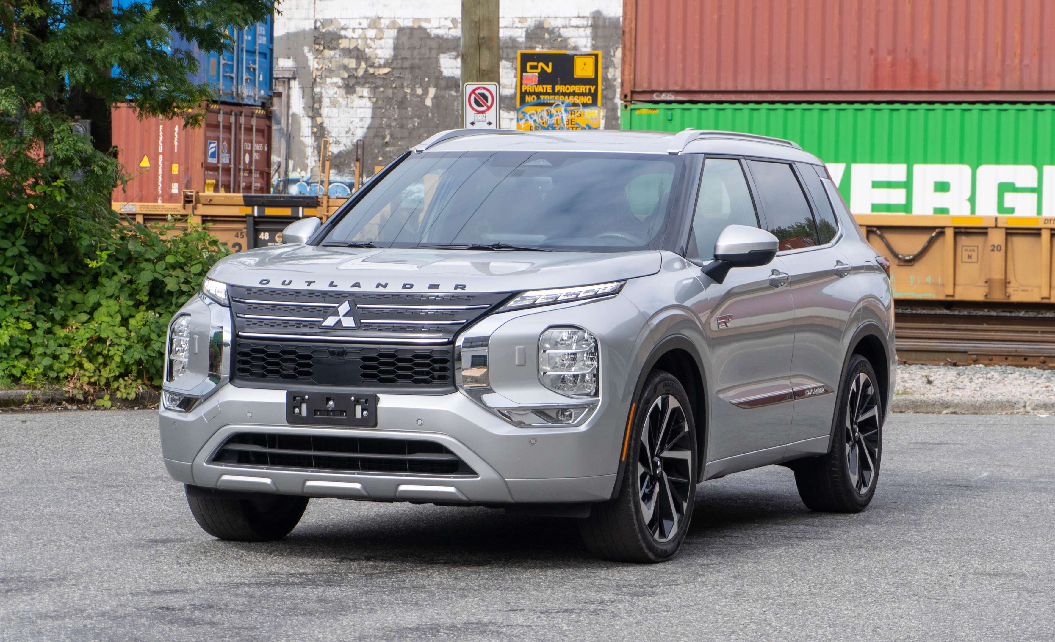 Silver 2023 Mitsubishi Outlander Hybrid Plug-in SUV / Crossover 1-Speed Automatic