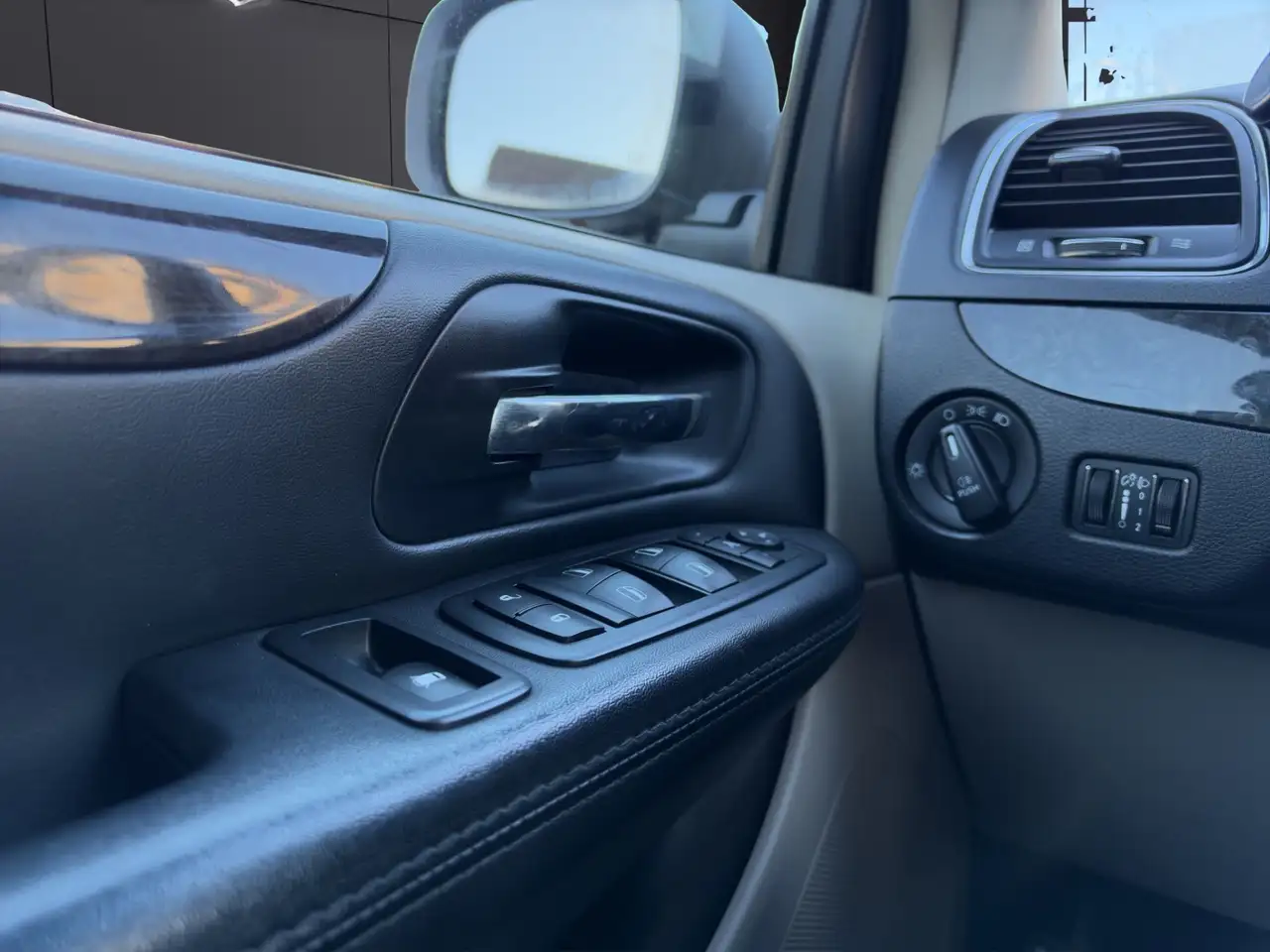 LANCIA VOYAGER 2.8 MULTIJET 163ch - BVA - 7 PLACES - GPS - CUIR - SIÈGES CHAUFFANTS