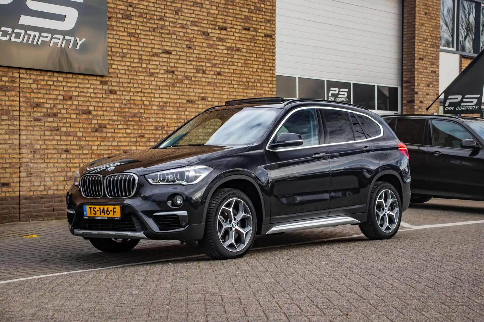 BMW X1 sDrive20i Orange Edition II, NAP, Leder, Pano, Mem Noir - 2