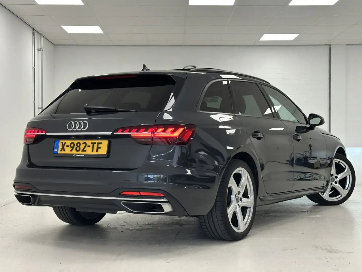 Audi A4 Avant 35 TFSI Launch ed. Sport | Camera | Panorama Grijs - 2