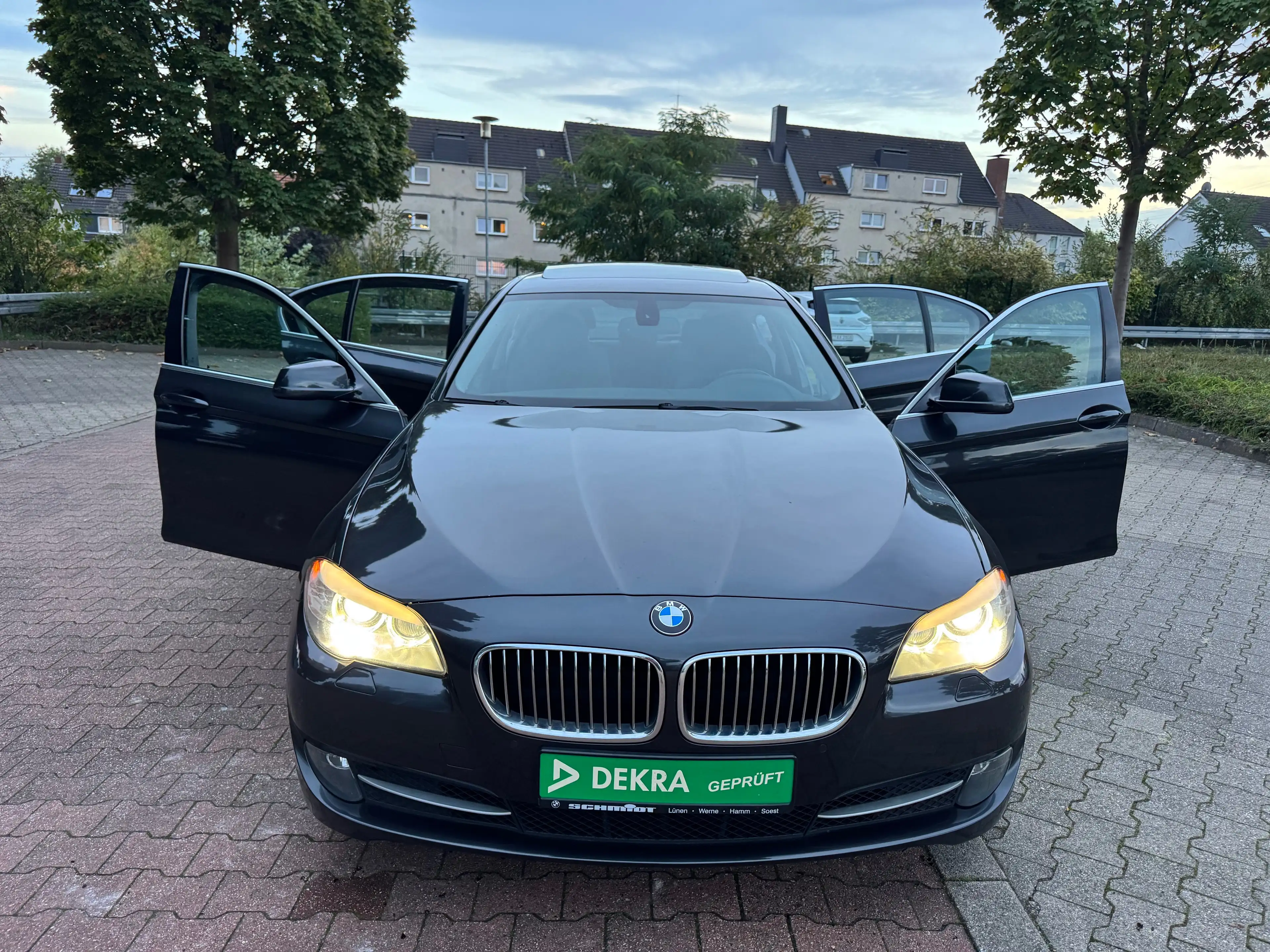 BMW 528 528 i F10 . VOLLAUSTATTUNG . SPORTPAKET PLUS. AUTOMATIK. SCHIEBEDACH .KAMERA. PDC. BI-XENON. TEMPOMAT.ALUFELGEN