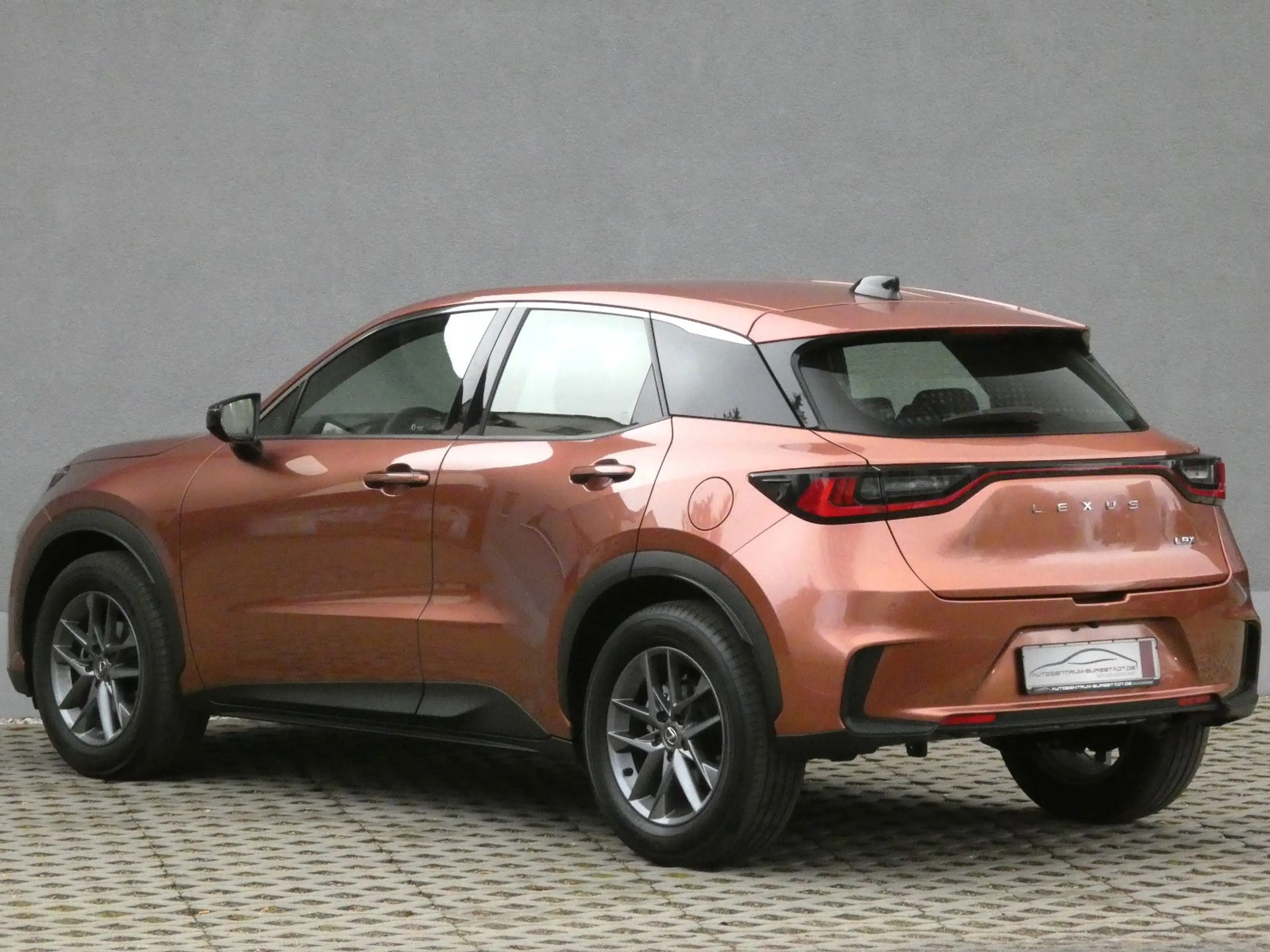 Lexus LBX 1,5 Hybrid FWD Basis / Komfort Paket — photo 7