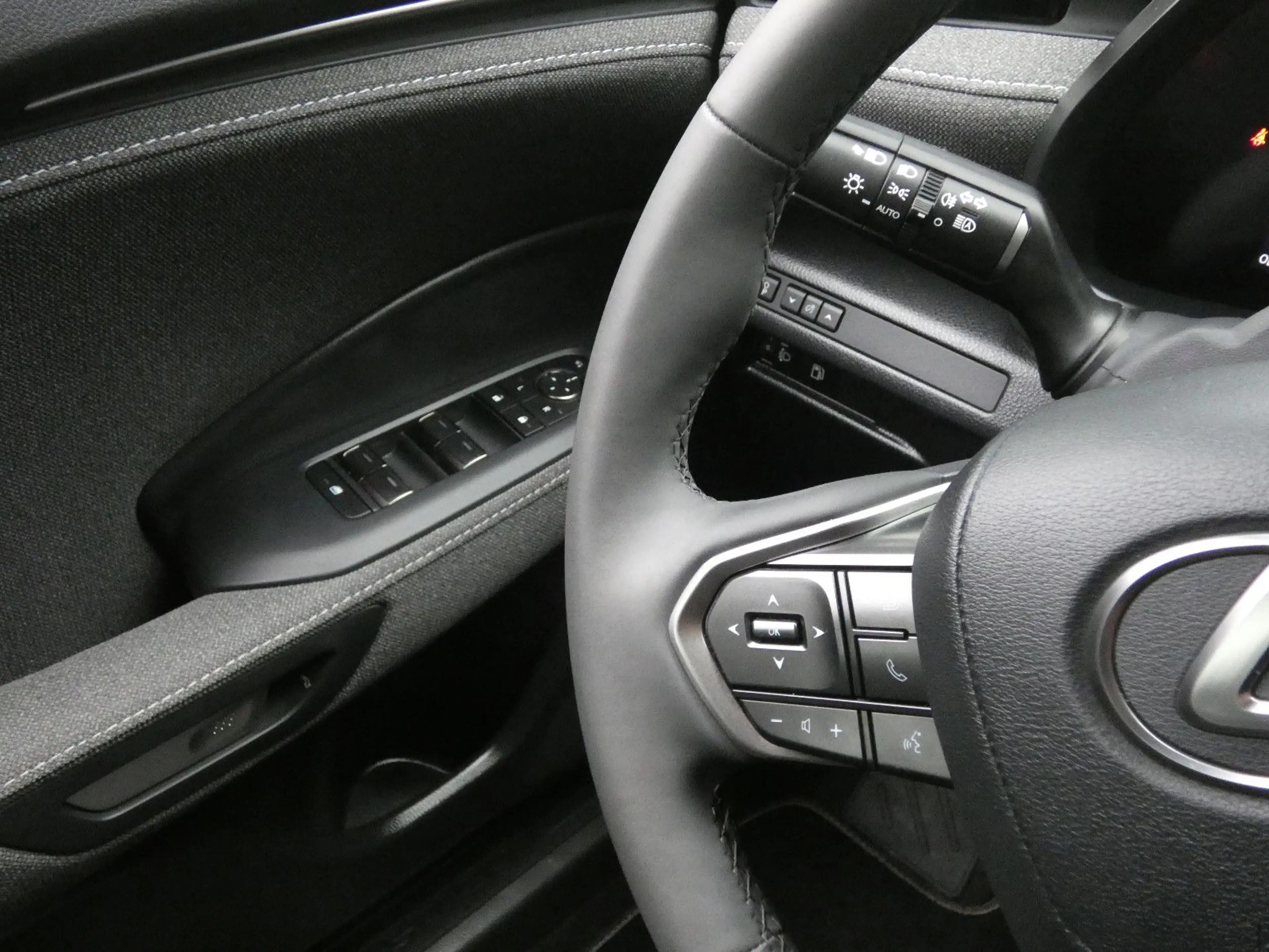 Lexus LBX 1,5 Hybrid FWD Basis / Komfort Paket — photo 11