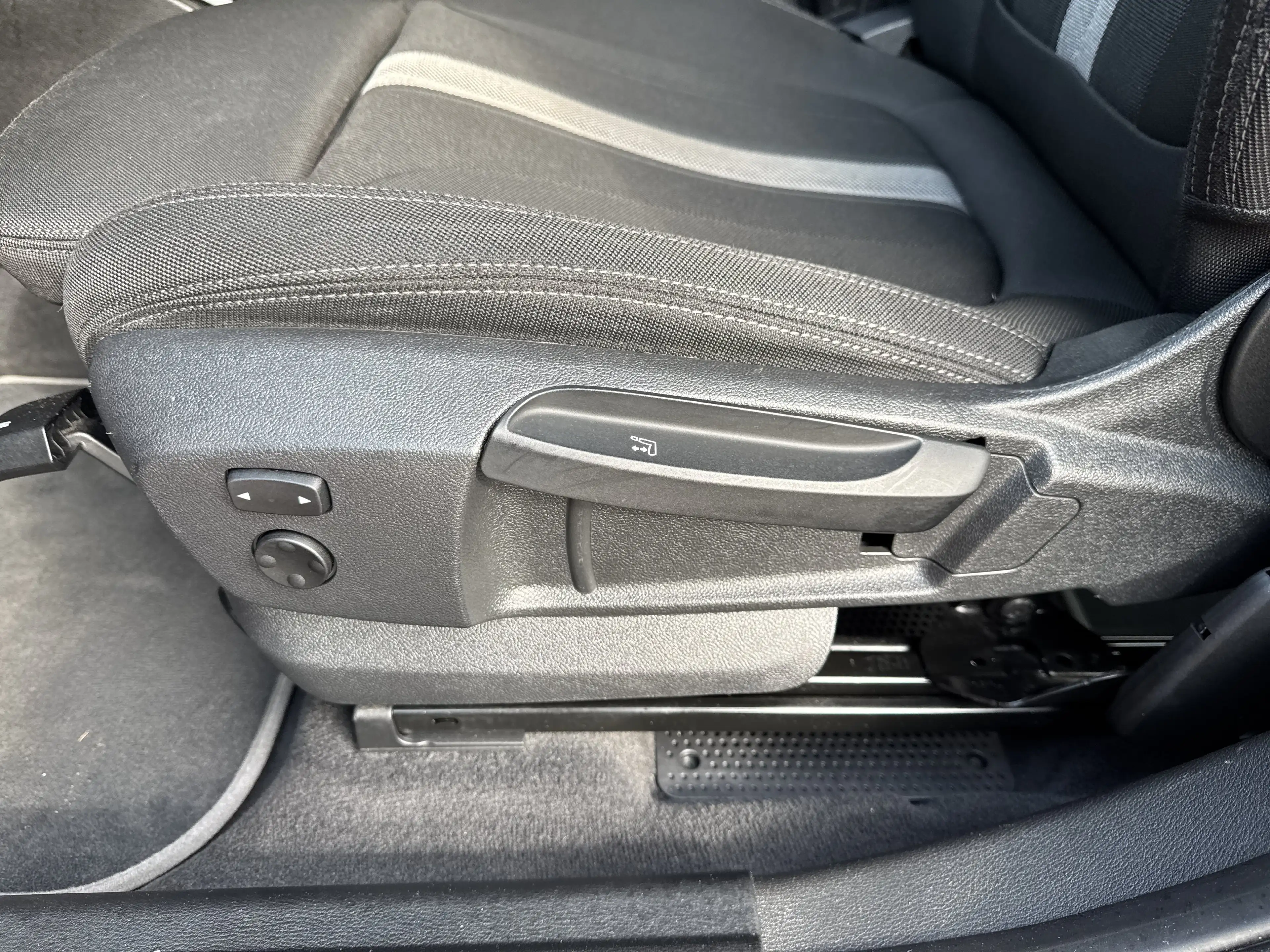 BMW X2 sDrive18i SHZ LED DAB — photo 15
