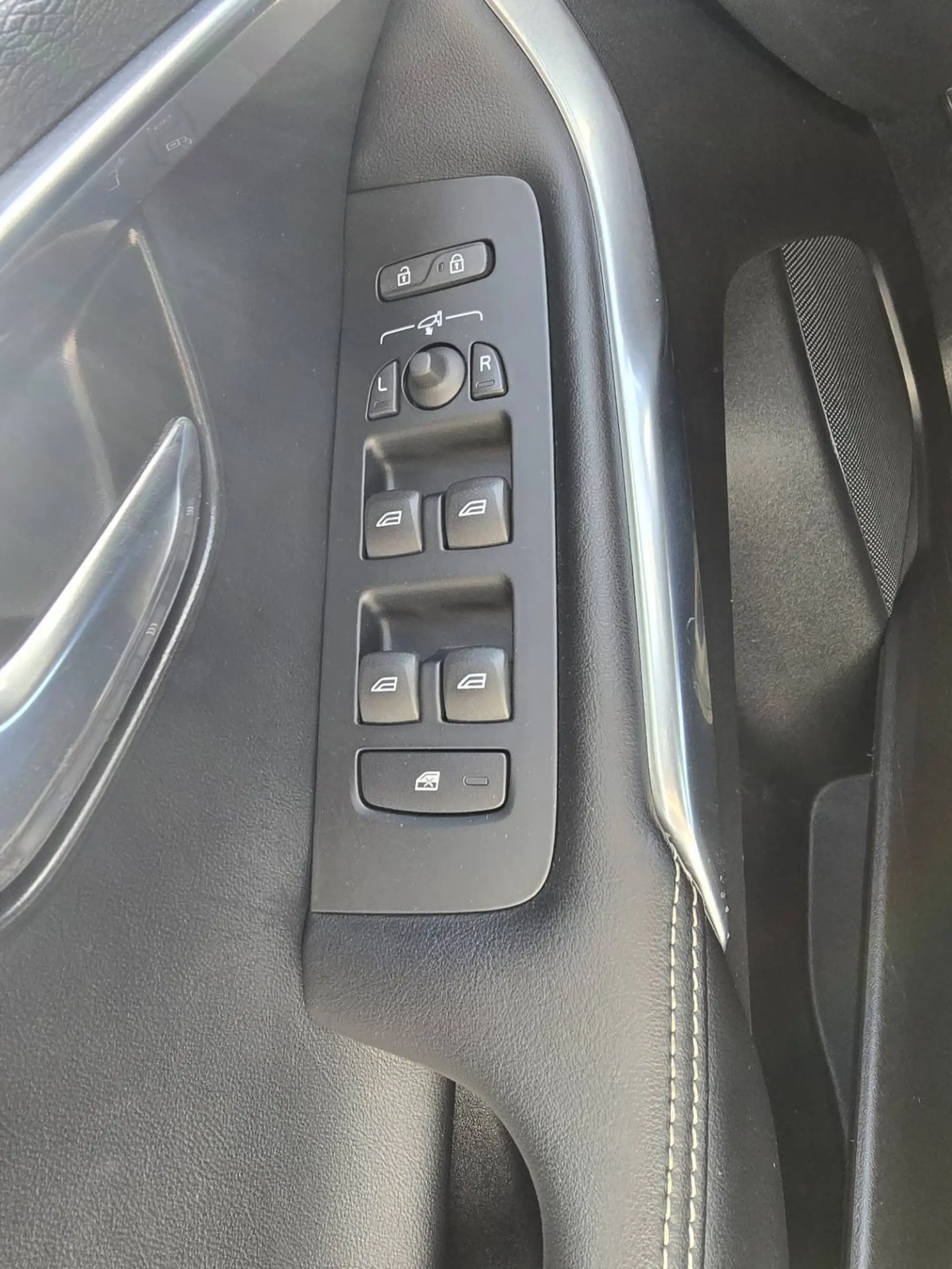 Volvo V40 2.0 T4 Business Sport — photo 14