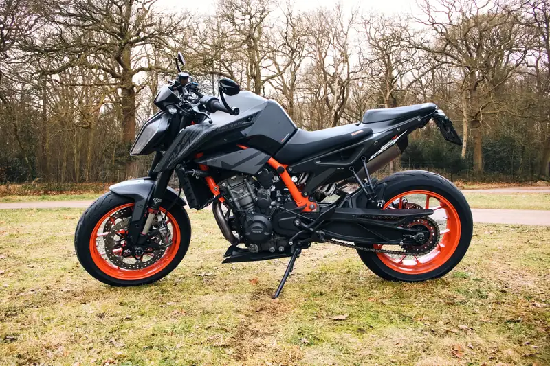 KTM 890 Duke R - foto 2