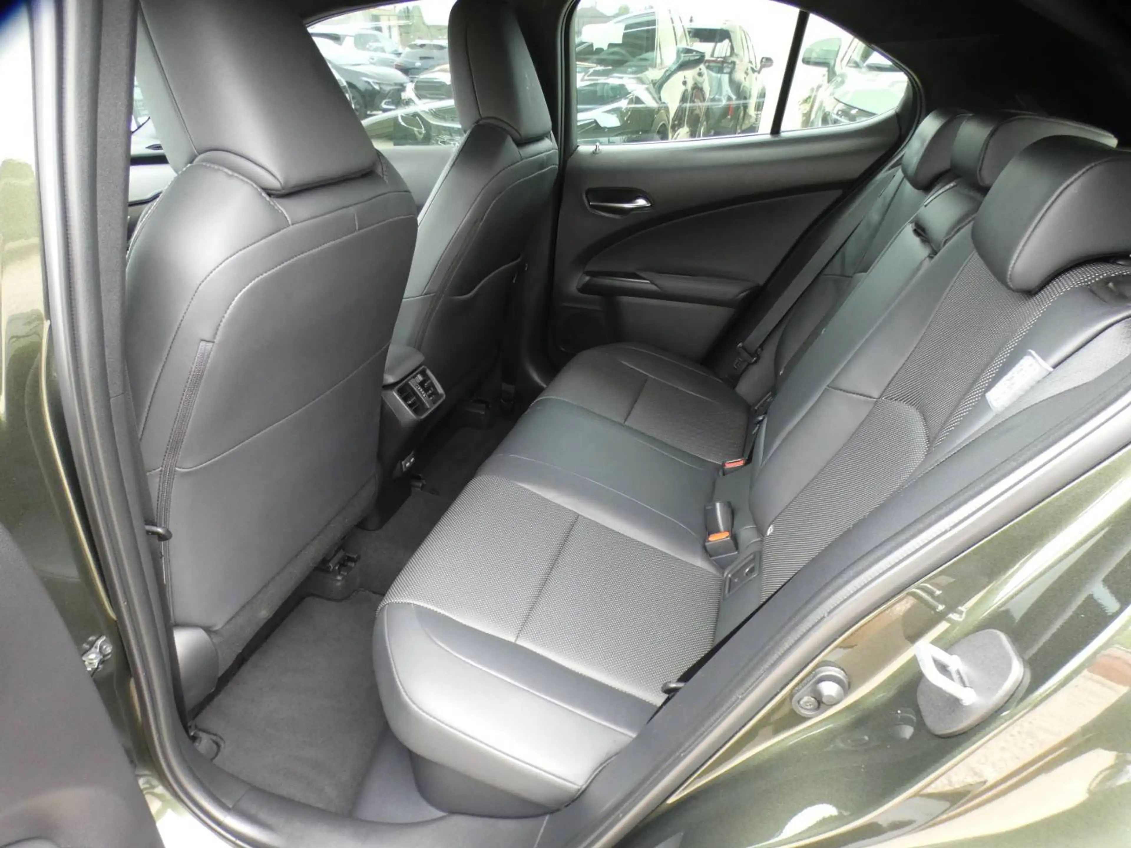 Lexus UX 250h Hybrid Business line +LEDER +Zetelverwarming +Dodehoek +Groot scherm +Elektrische zetels — photo 9