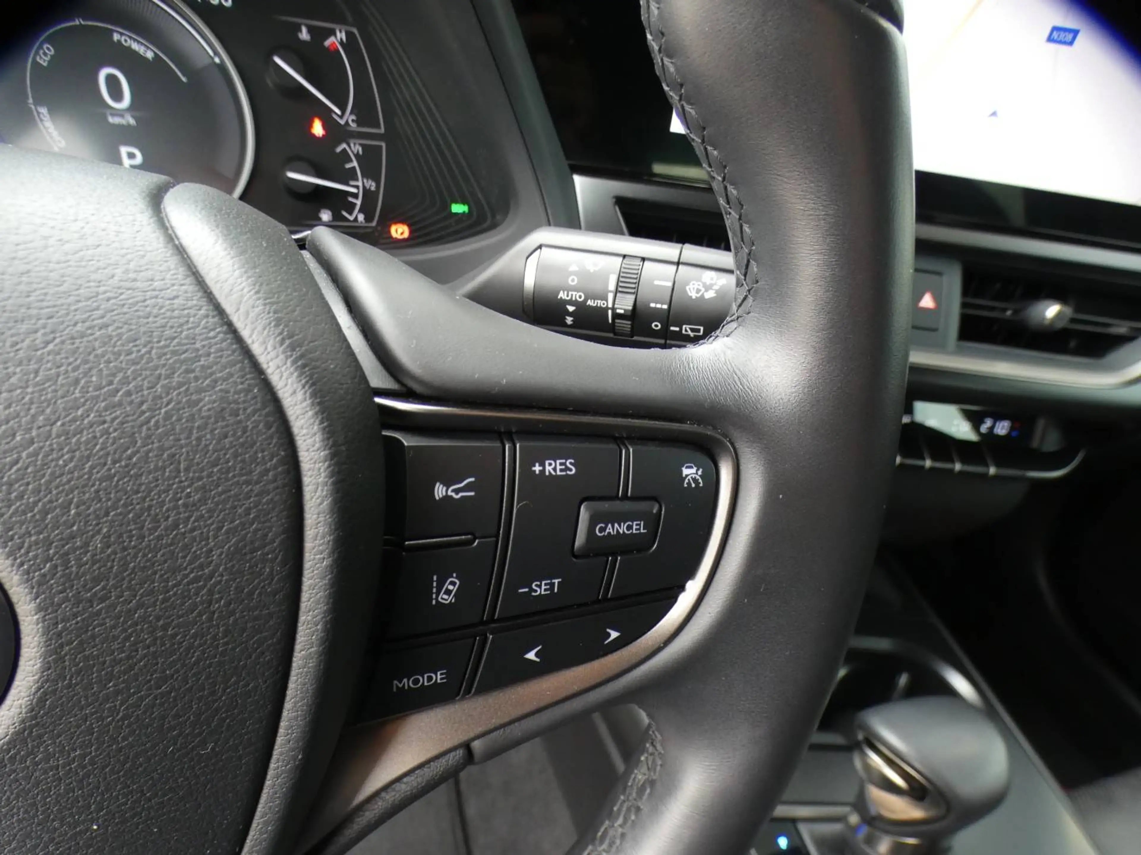 Lexus UX 250h Hybrid Business line +LEDER +Zetelverwarming +Dodehoek +Groot scherm +Elektrische zetels — photo 15