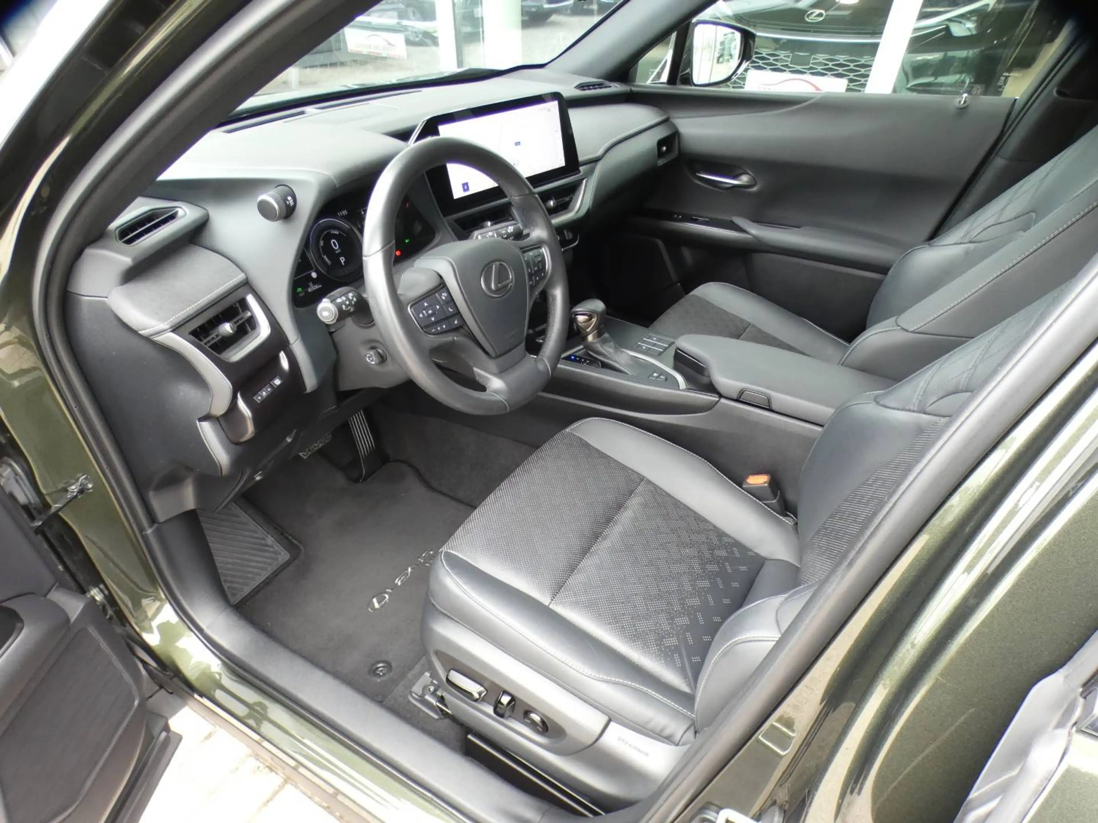 Lexus UX 250h Hybrid Business line +LEDER +Zetelverwarming +Dodehoek +Groot scherm +Elektrische zetels — photo 10