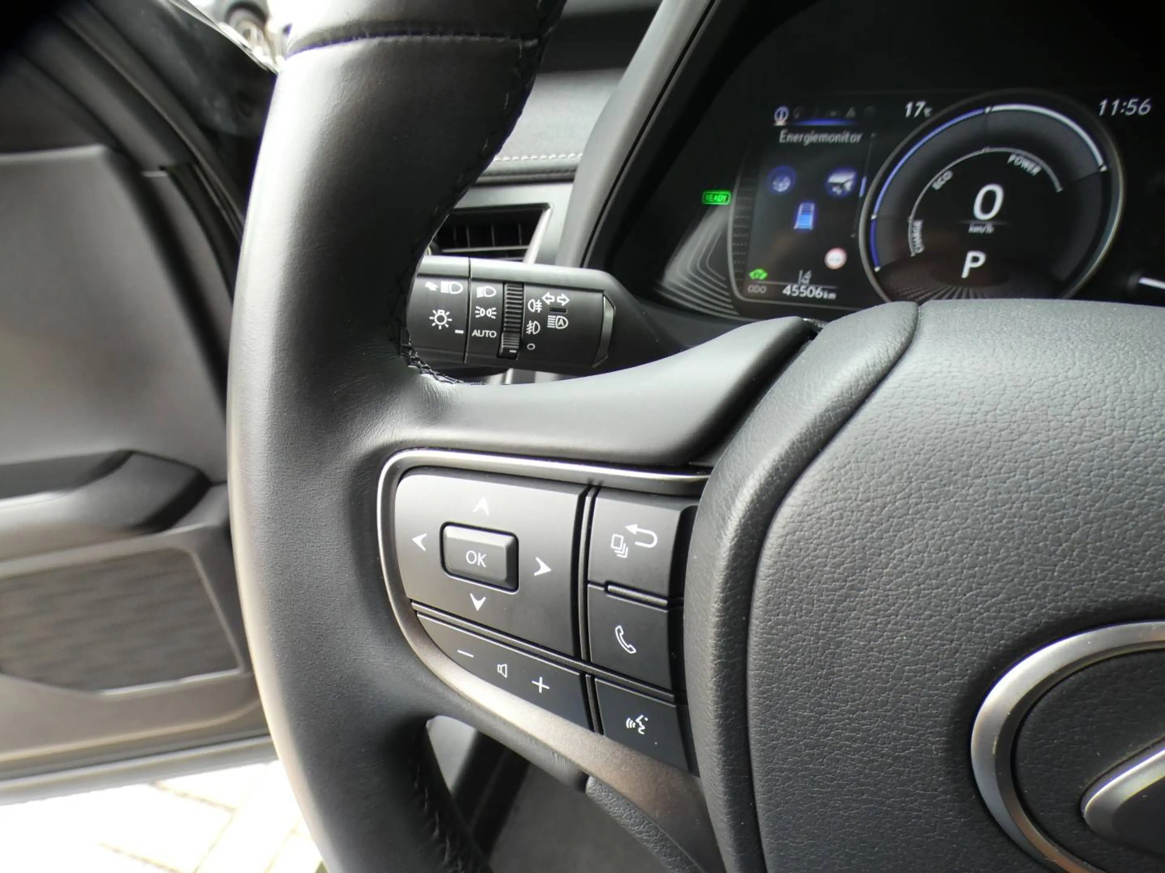 Lexus UX 250h Hybrid Business line +LEDER +Zetelverwarming +Dodehoek +Groot scherm +Elektrische zetels — photo 14