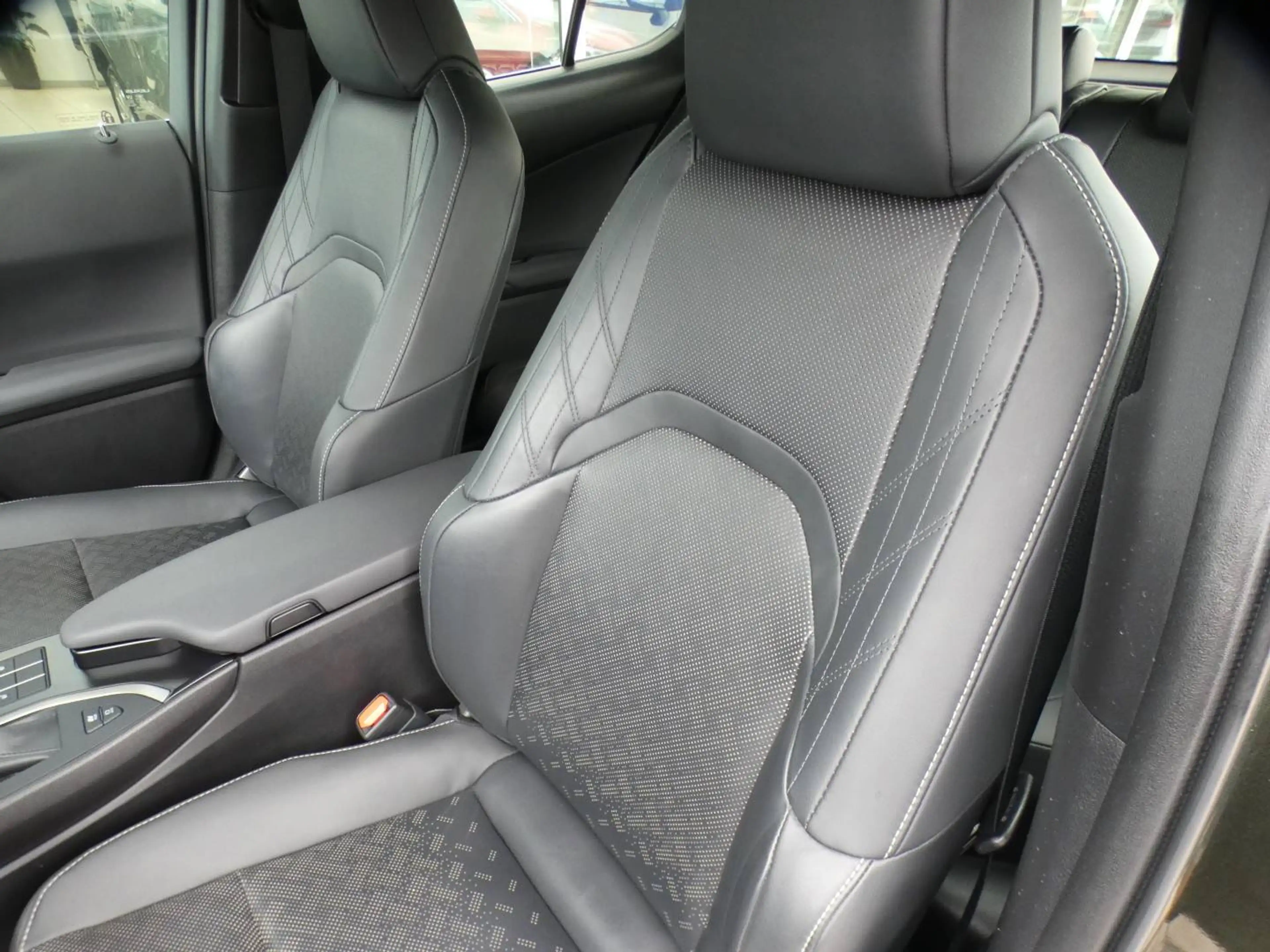 Lexus UX 250h Hybrid Business line +LEDER +Zetelverwarming +Dodehoek +Groot scherm +Elektrische zetels — photo 11