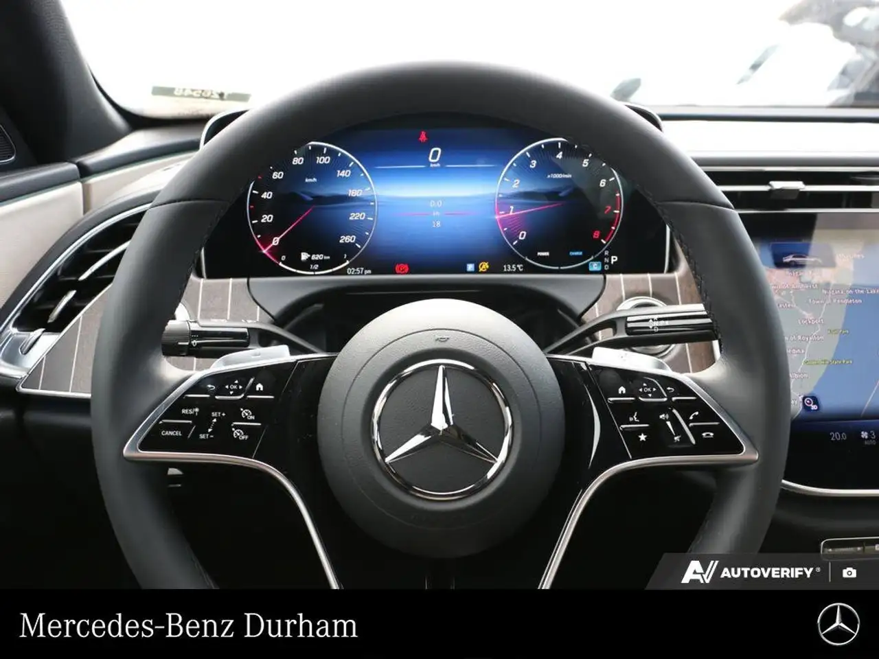 Mercedes-Benz E-Class снимка Mercedes-Benz E-Class
