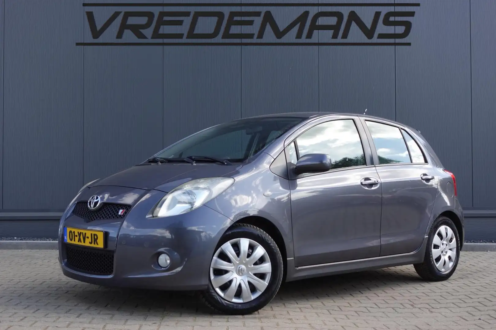 Toyota Yaris 1.8 VVTi TS 133 PK Grijs - 1