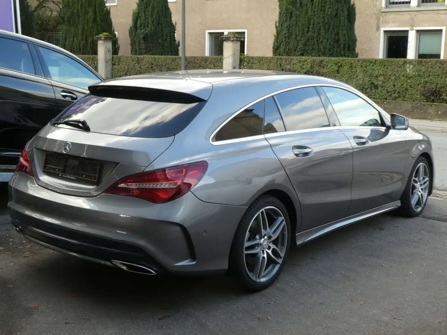 Mercedes-Benz CLA 180 Shooting Brake AMG Line Sport Gris - 2