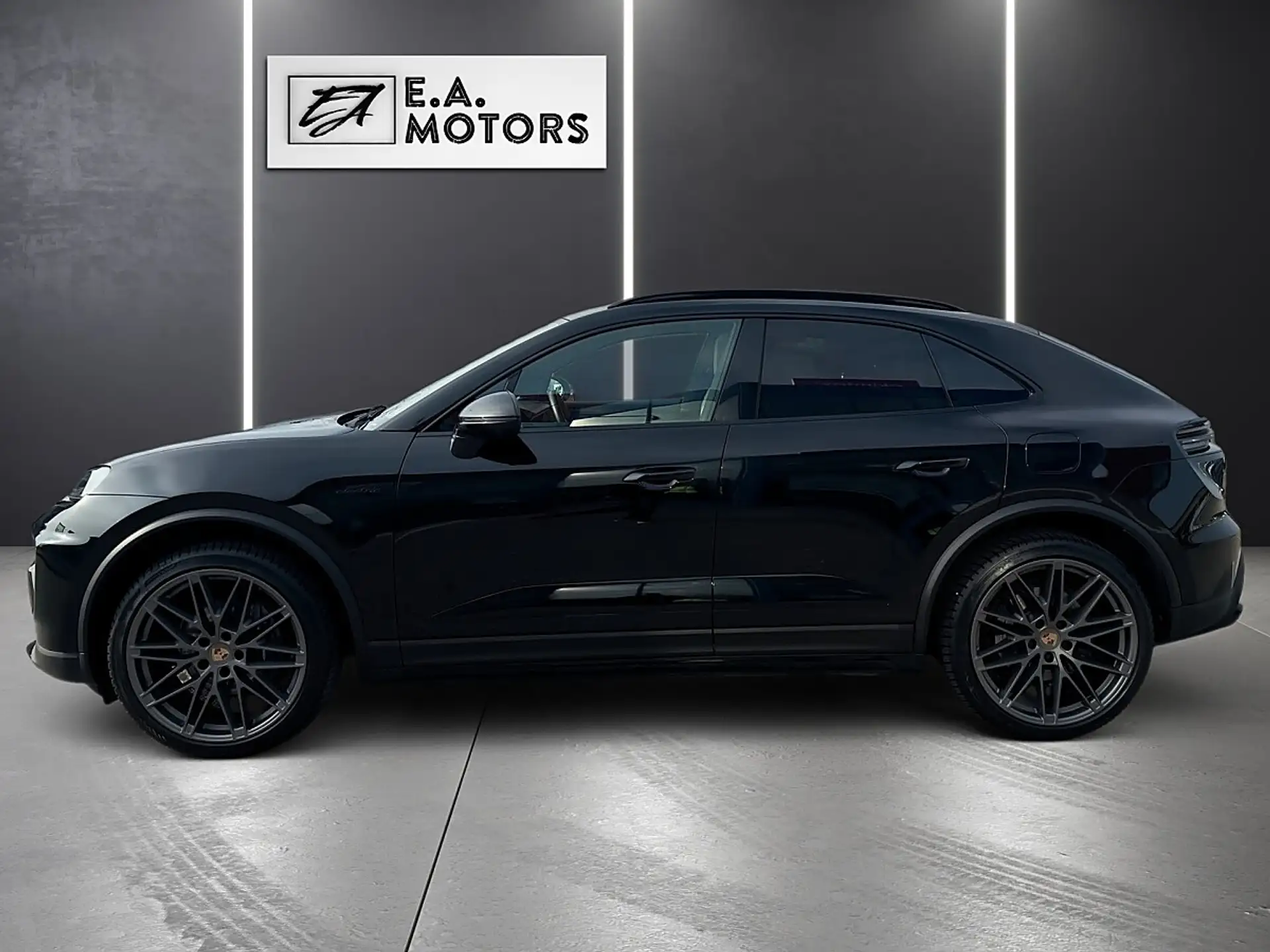 Porsche Macan 4 Electric 2024 검정 사진 8