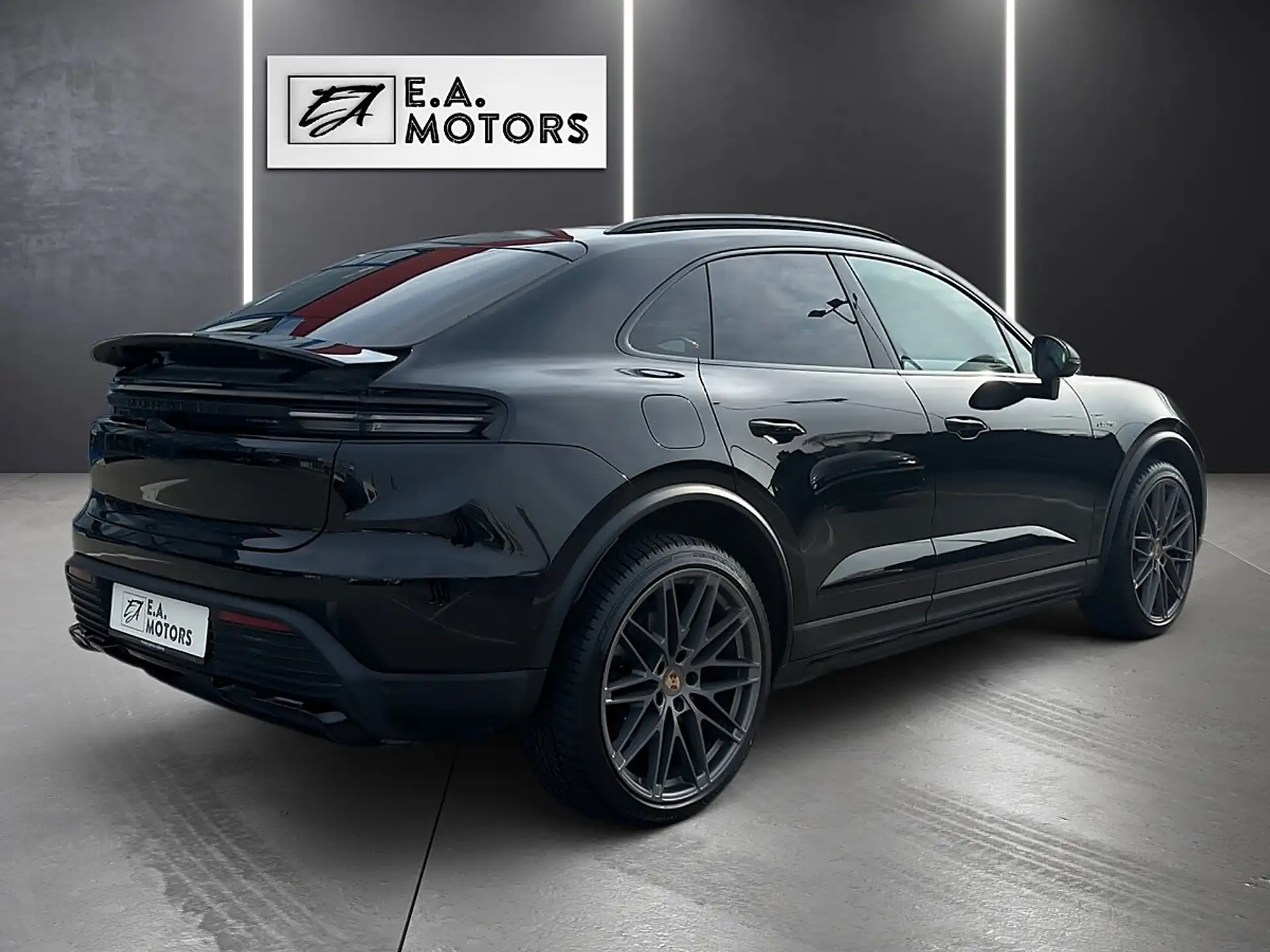 Porsche Macan 4 Electric 2024 검정 사진 5