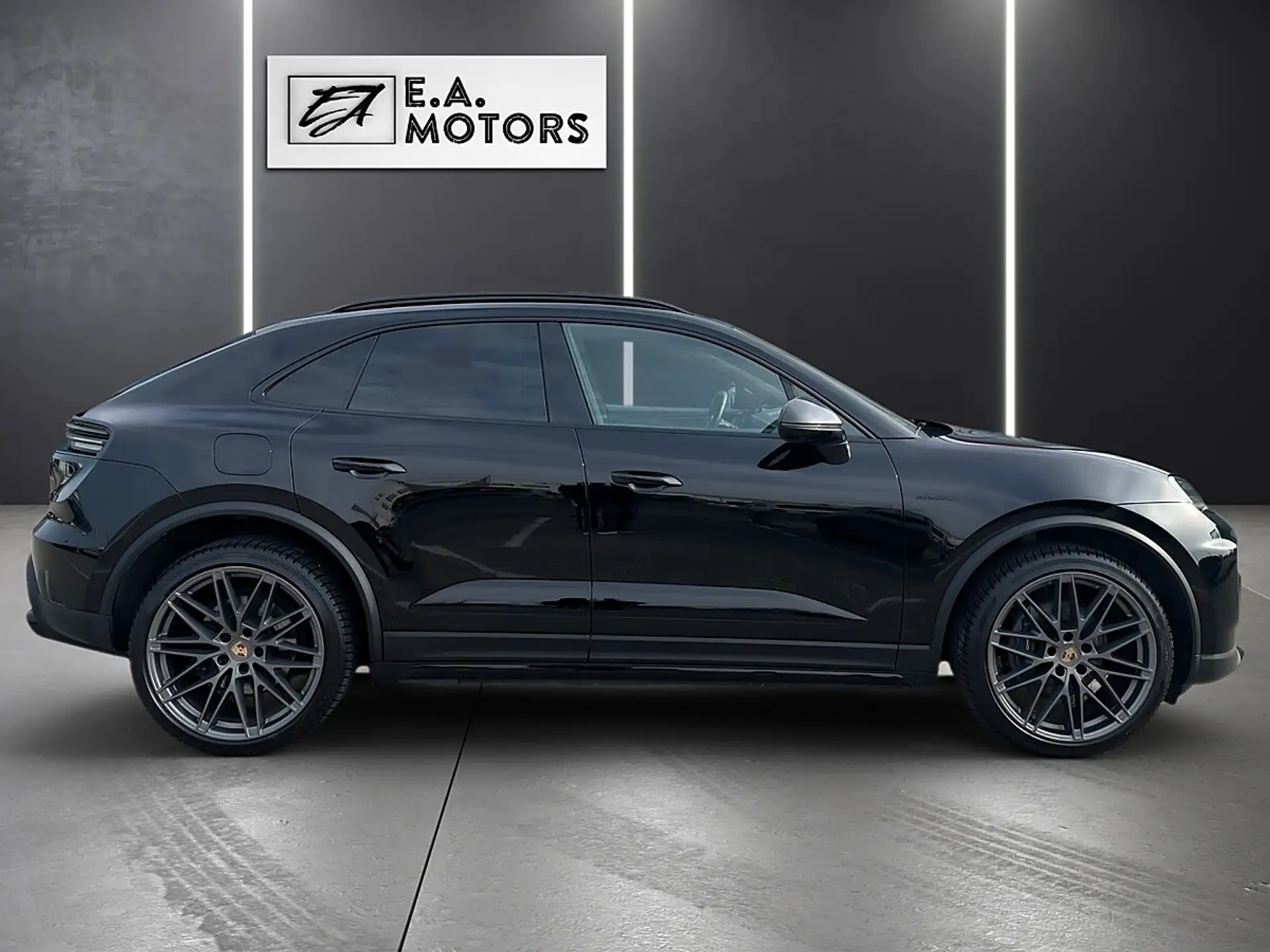 Porsche Macan 4 Electric 2024 검정 사진 4