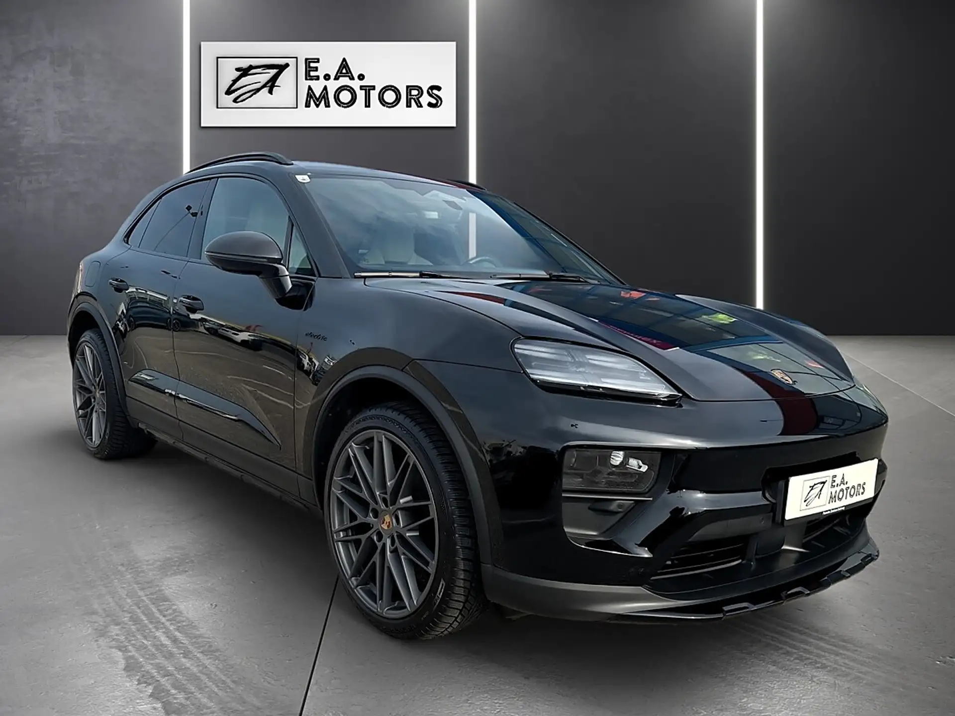 Porsche Macan 4 Electric 2024 검정 사진 3