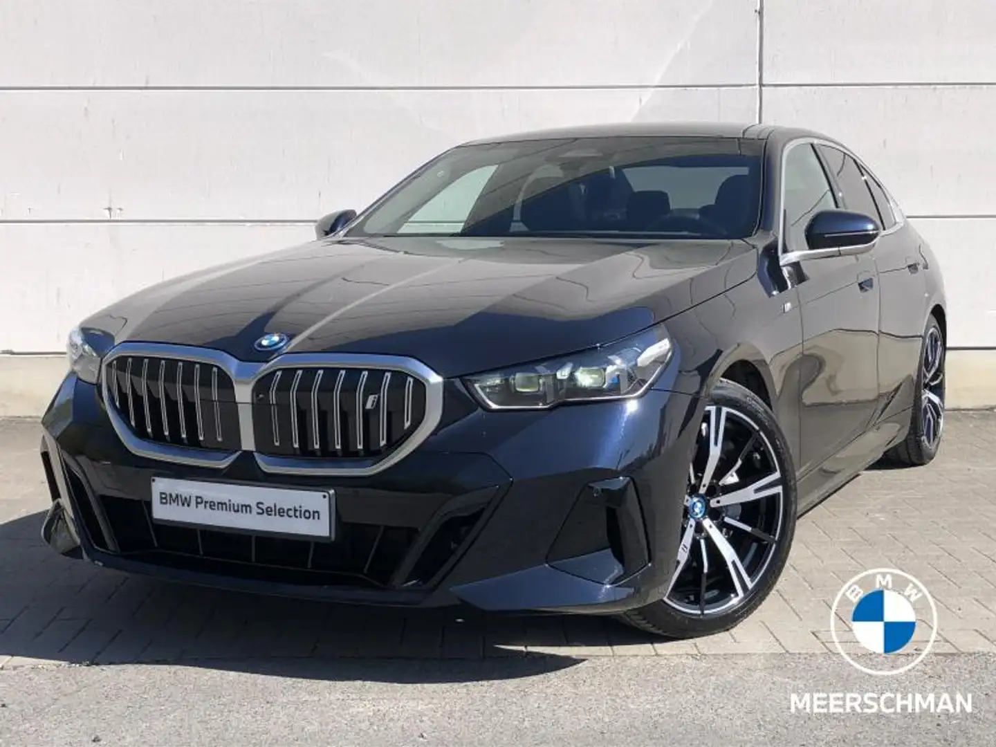 BMW i5 360c pano trekh hud comfseats Zwart - 1