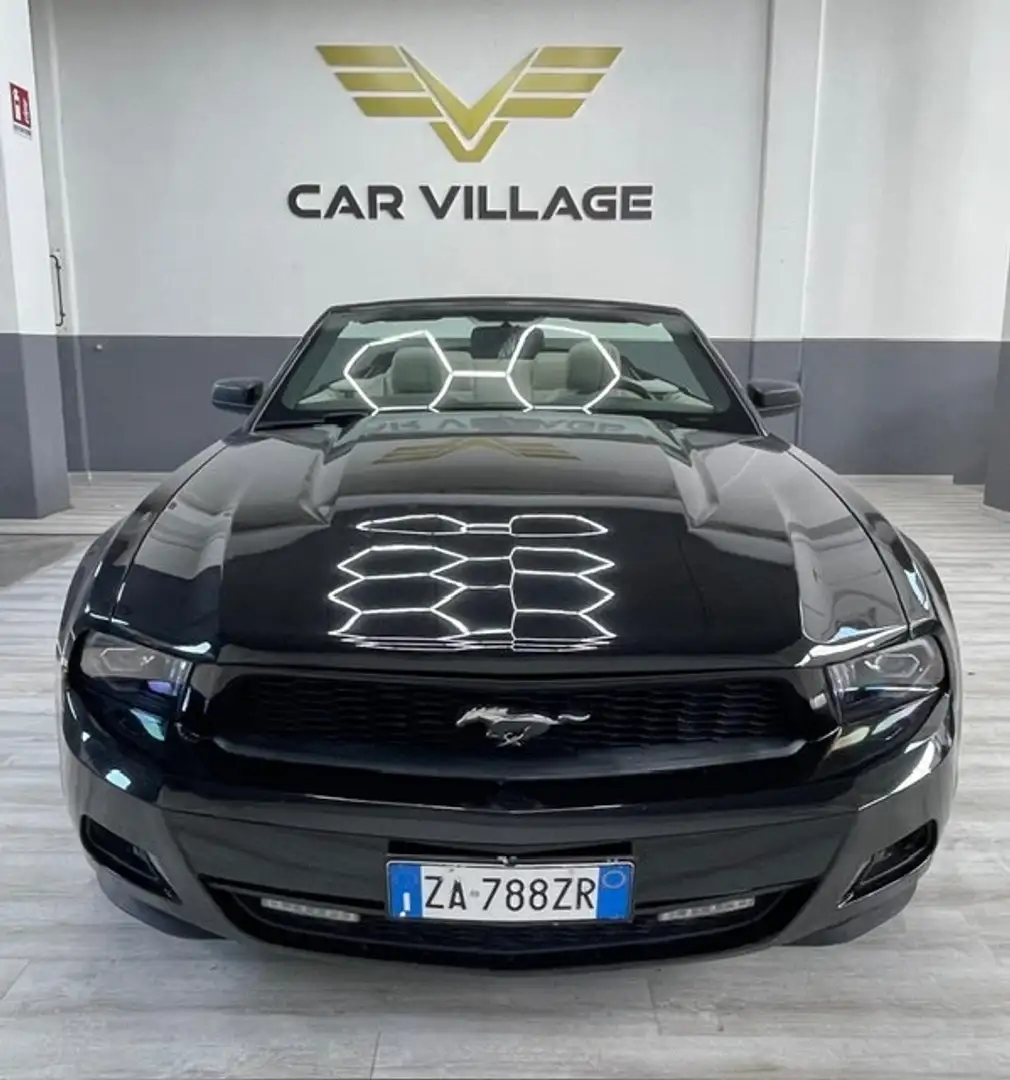 Ford Mustang Cabrio 3.7 v6 Zwart - 1