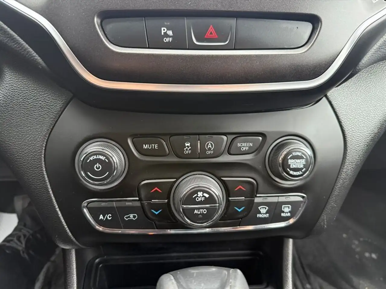 Jeep Cherokee снимка Jeep Cherokee
