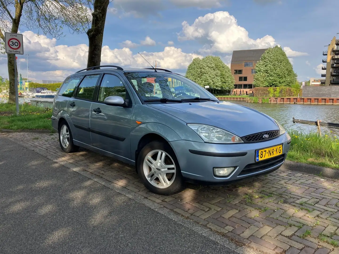 Ford Focus 2.0-16V Trend Grijs - 1