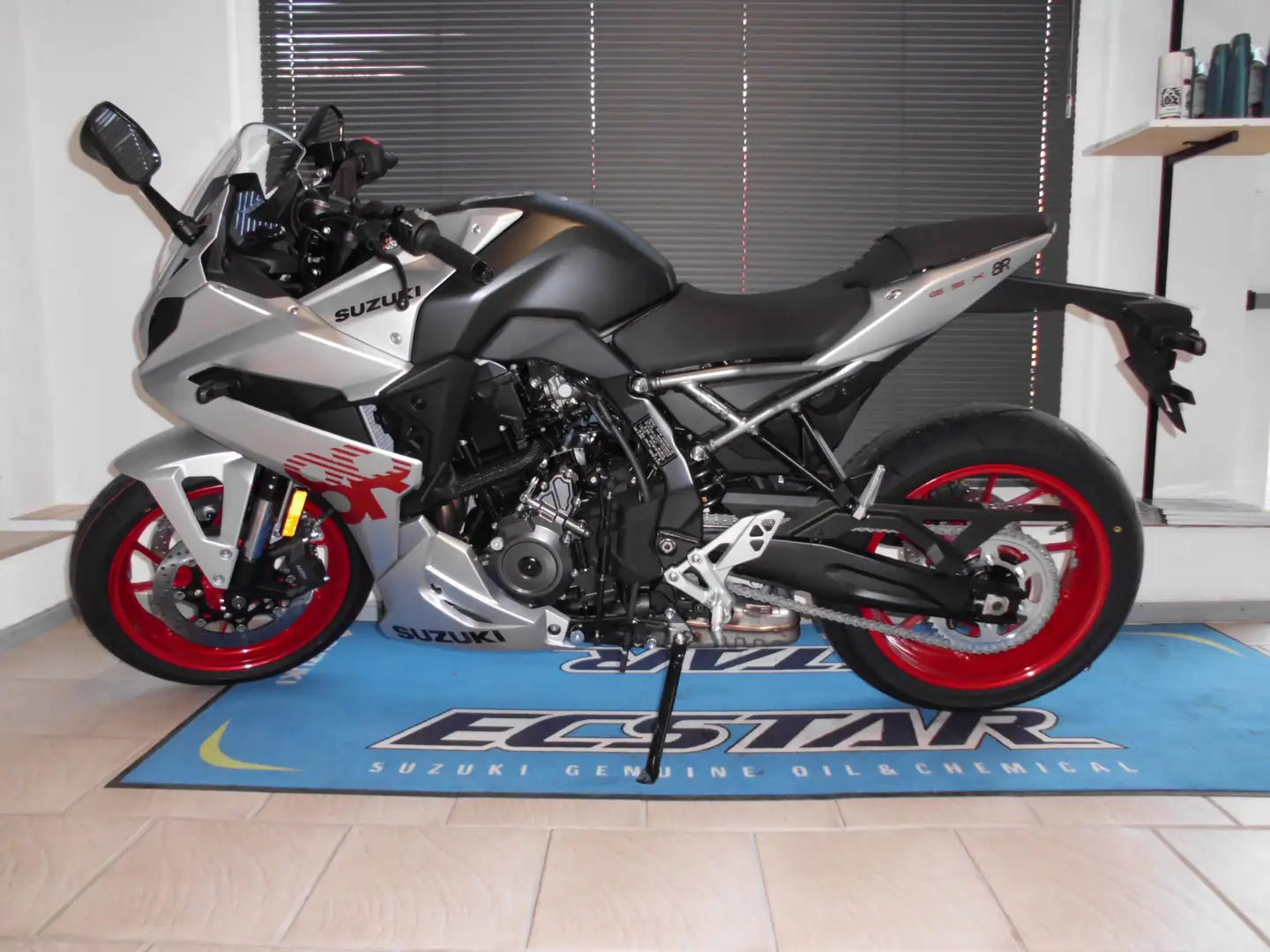 Suzuki GSX 8R GSX800FRQM5 Silber - 1