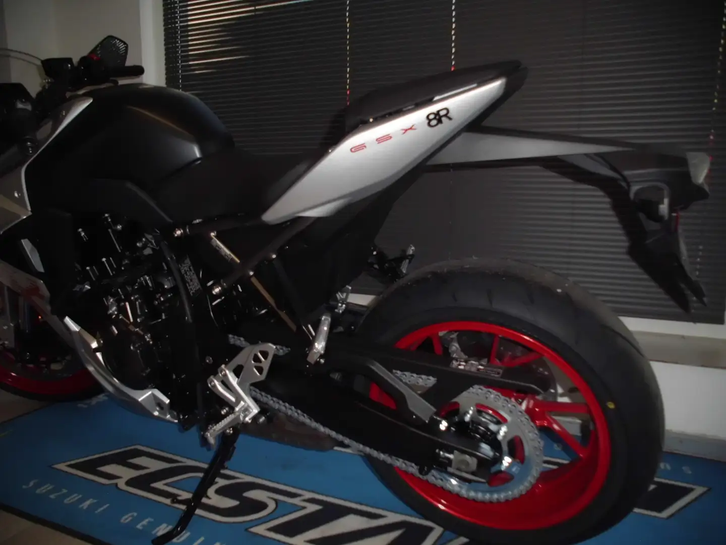 Suzuki GSX 8R GSX800FRQM5 Silber - 2