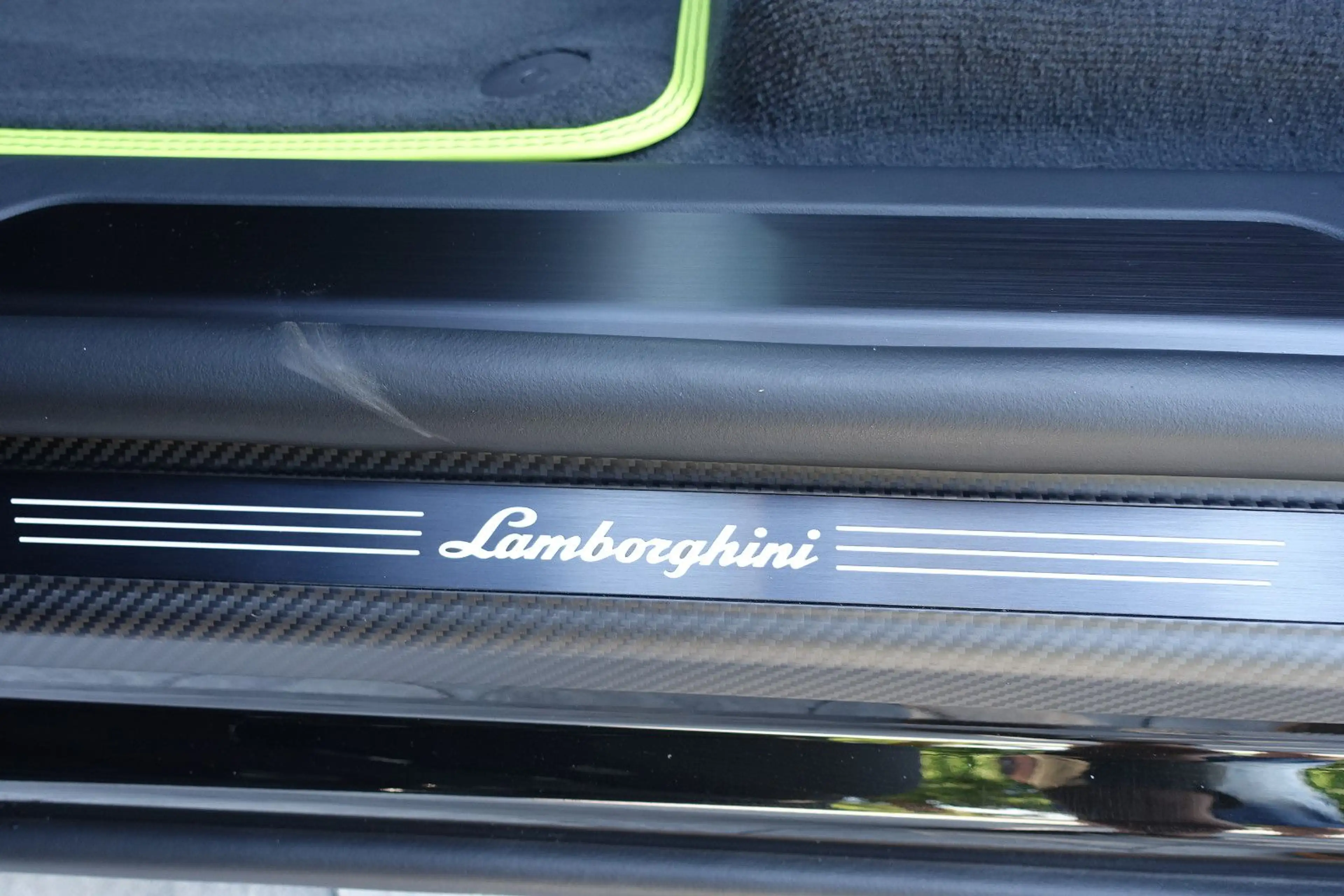 Lamborghini Urus 4.0 V8 PHEV SE B&O PANO CARB 360° DARK-PACK — photo 26