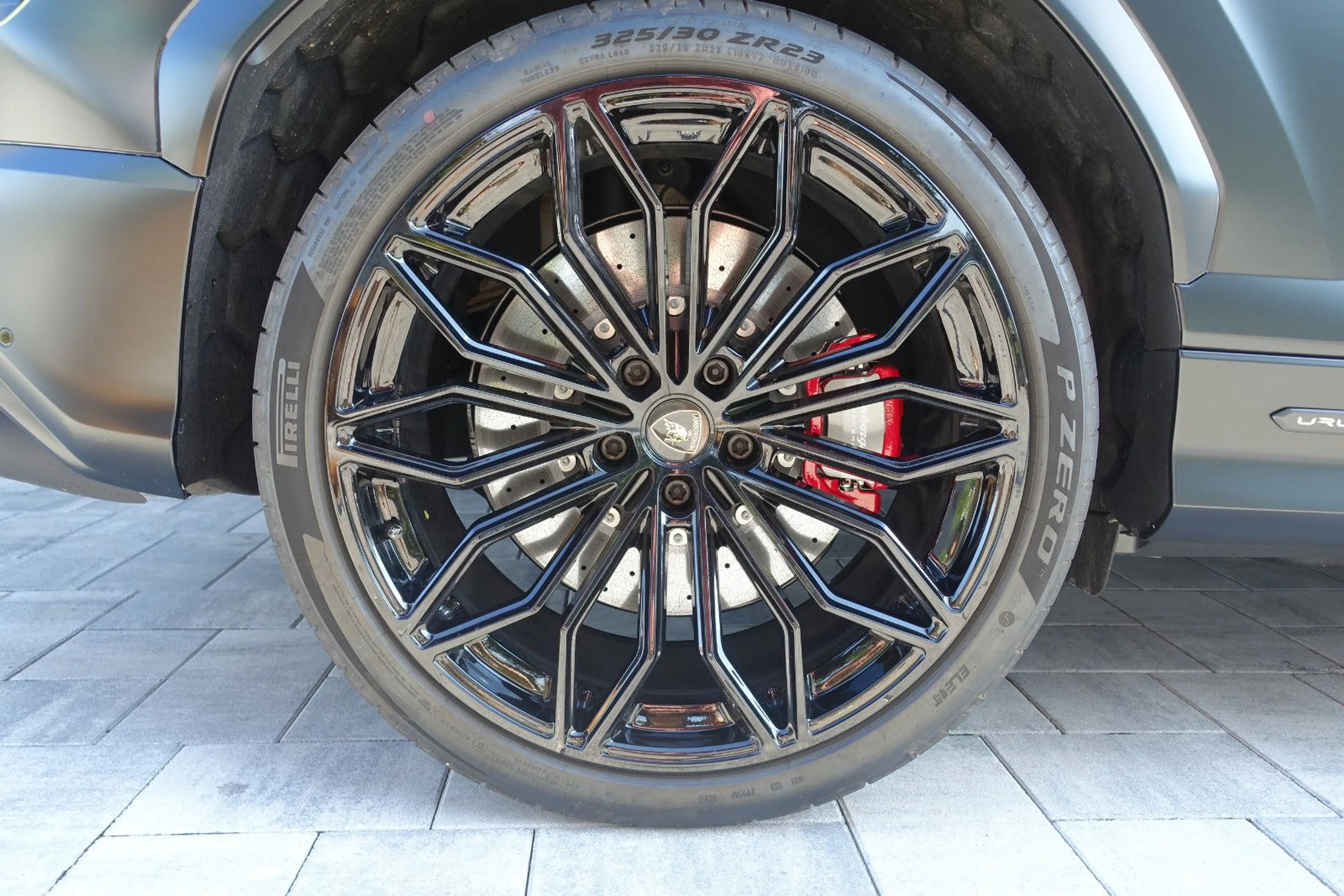 Lamborghini Urus 4.0 V8 PHEV SE B&O PANO CARB 360° DARK-PACK — photo 33