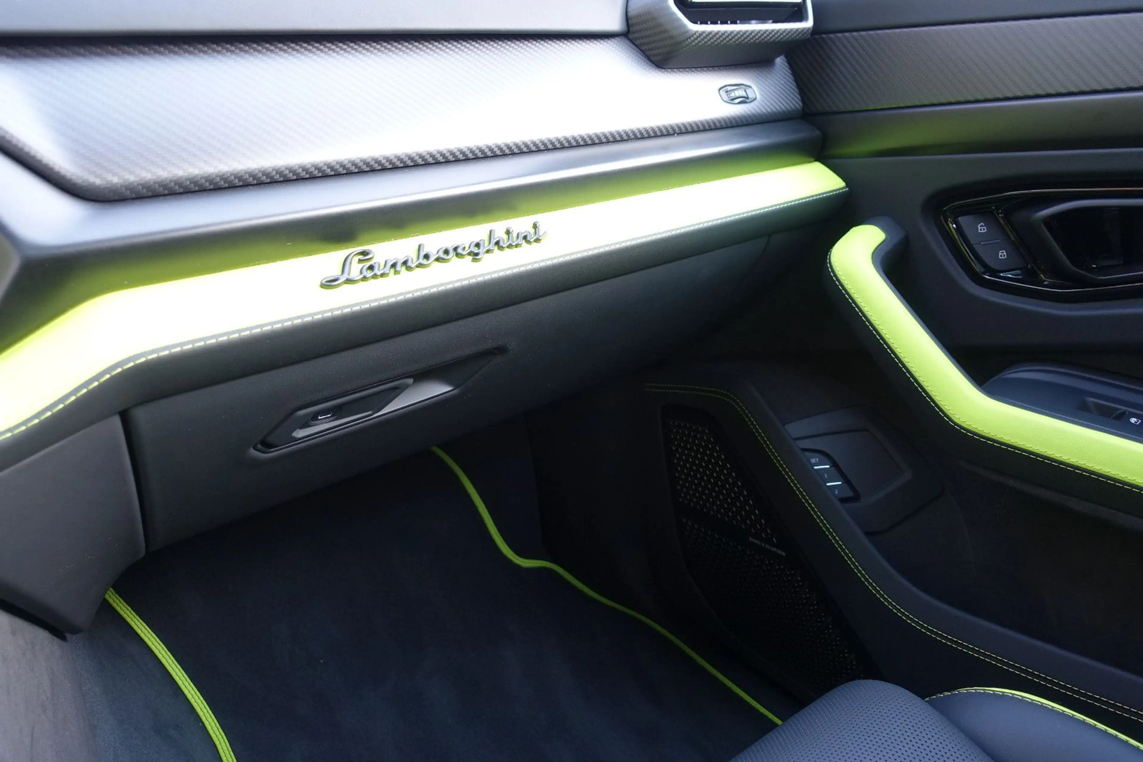 Lamborghini Urus 4.0 V8 PHEV SE B&O PANO CARB 360° DARK-PACK — photo 14