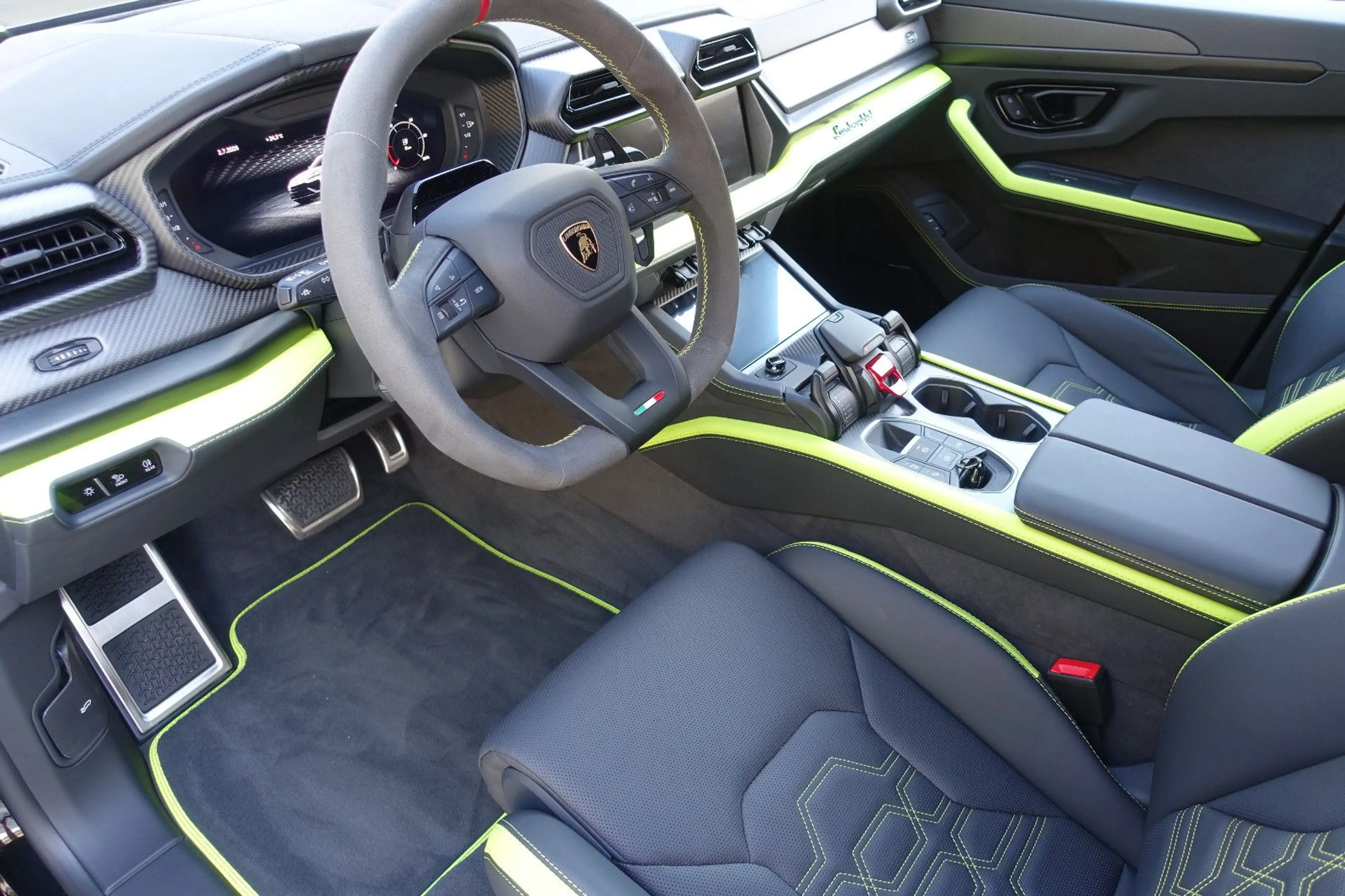 Lamborghini Urus 4.0 V8 PHEV SE B&O PANO CARB 360° DARK-PACK — photo 3