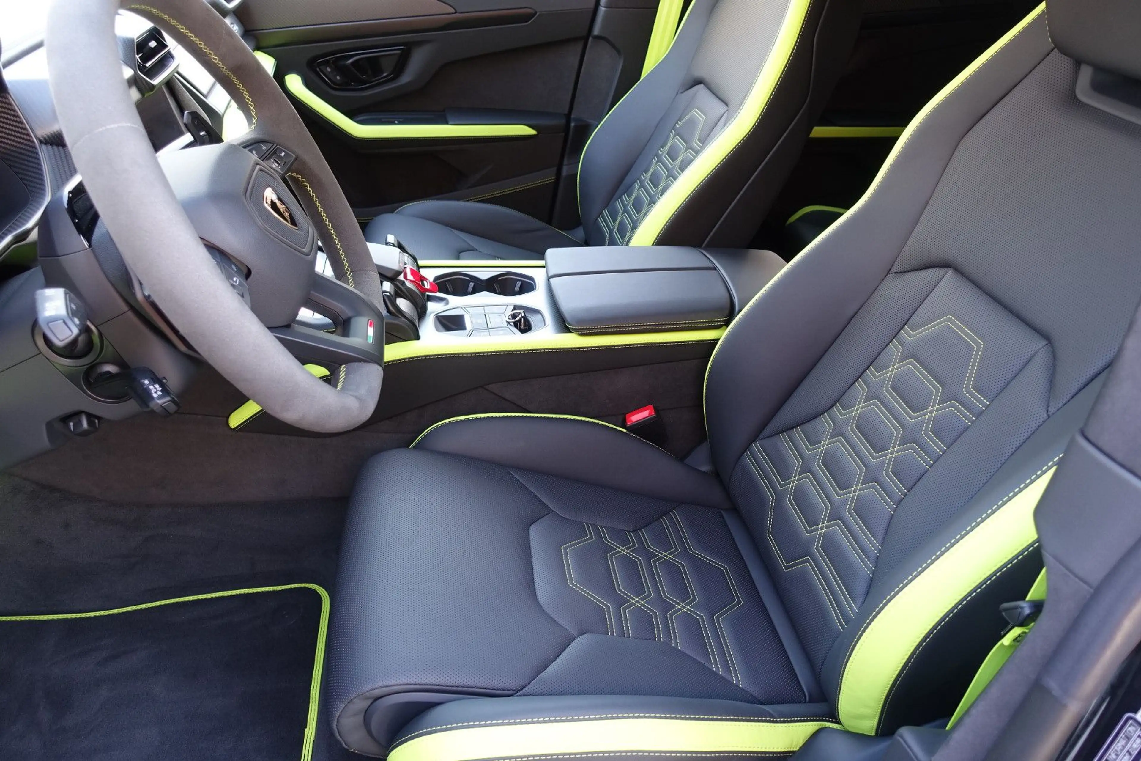 Lamborghini Urus 4.0 V8 PHEV SE B&O PANO CARB 360° DARK-PACK — photo 11