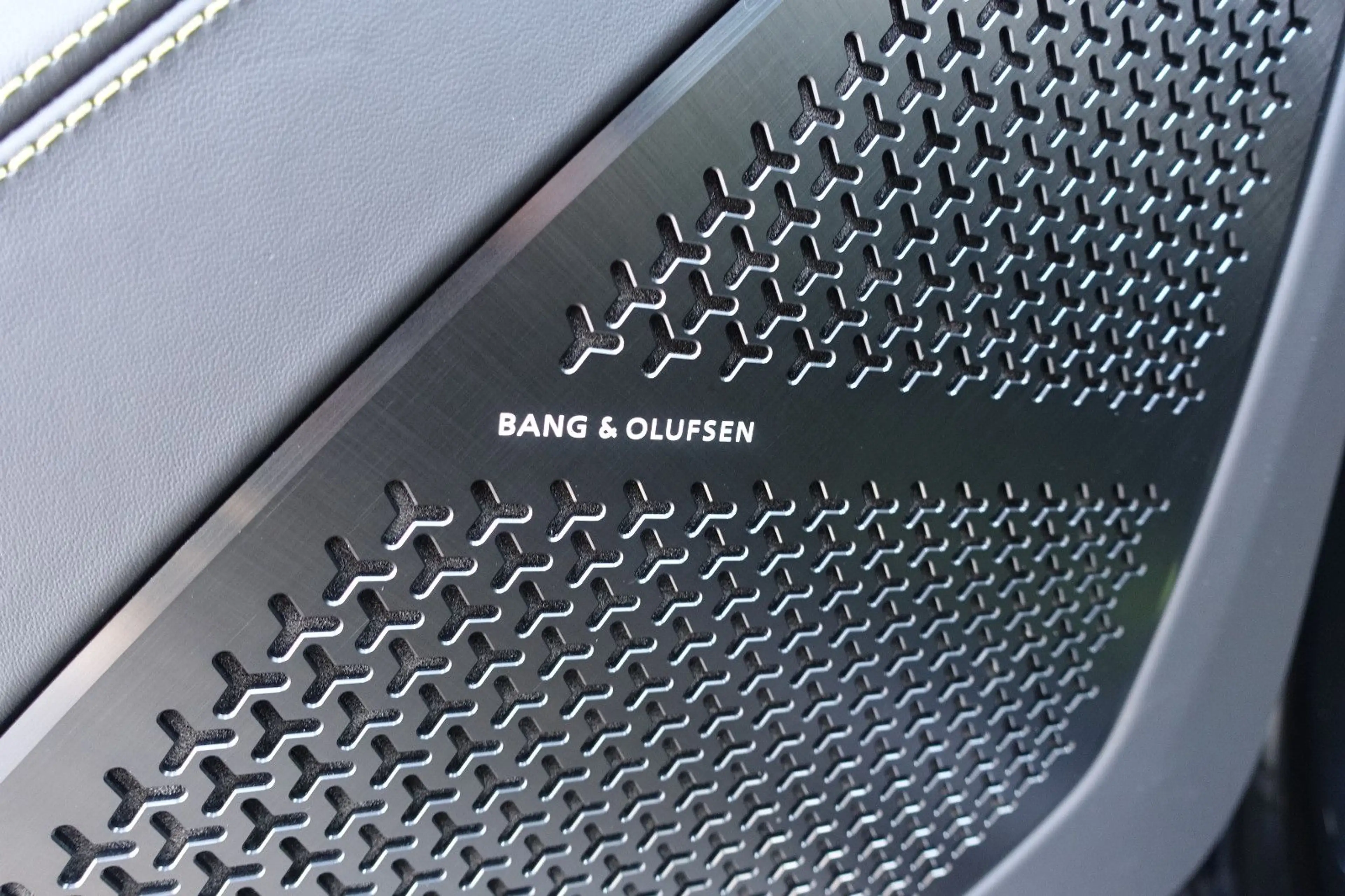 Lamborghini Urus 4.0 V8 PHEV SE B&O PANO CARB 360° DARK-PACK — photo 28