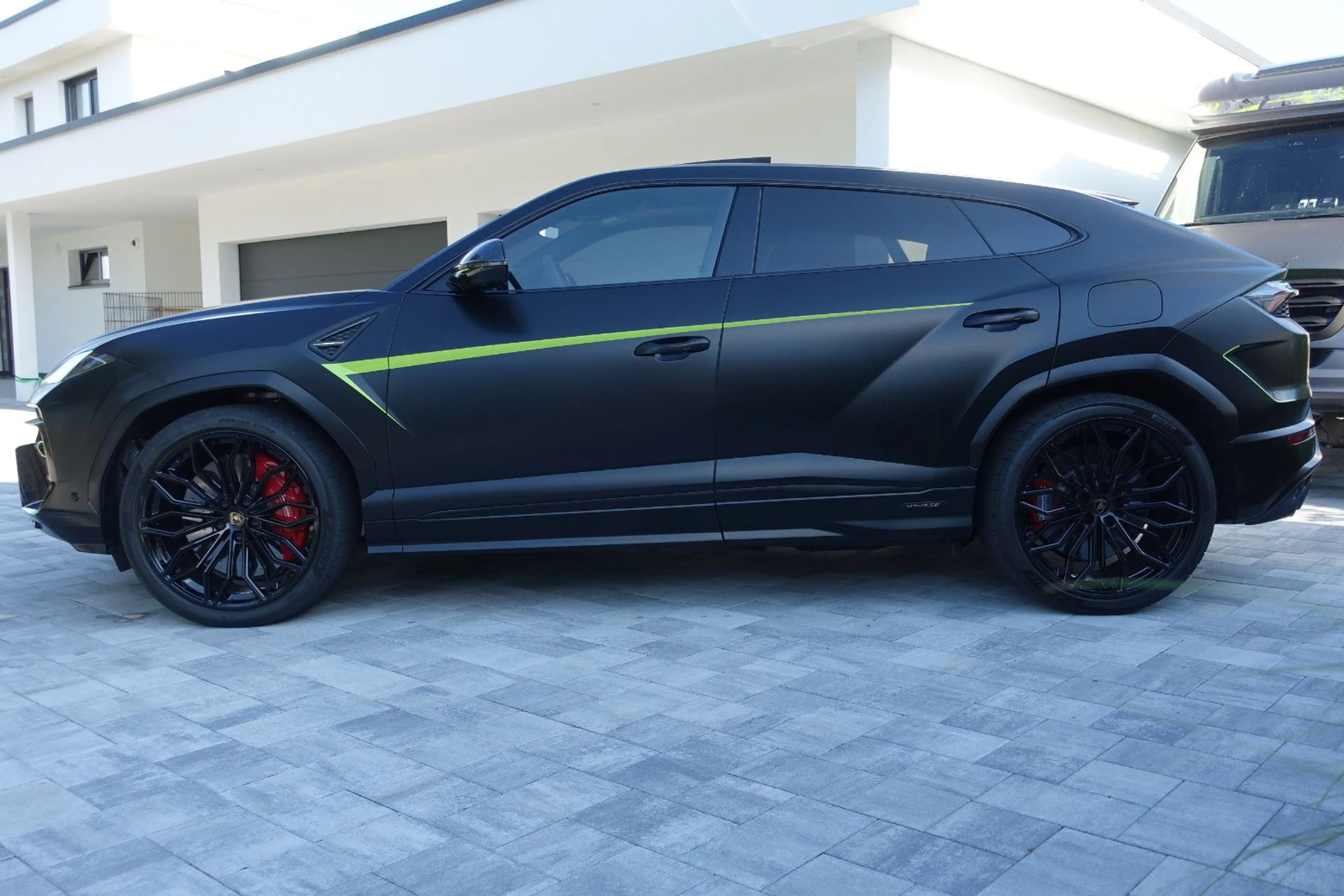 Lamborghini Urus 4.0 V8 PHEV SE B&O PANO CARB 360° DARK-PACK — photo 16