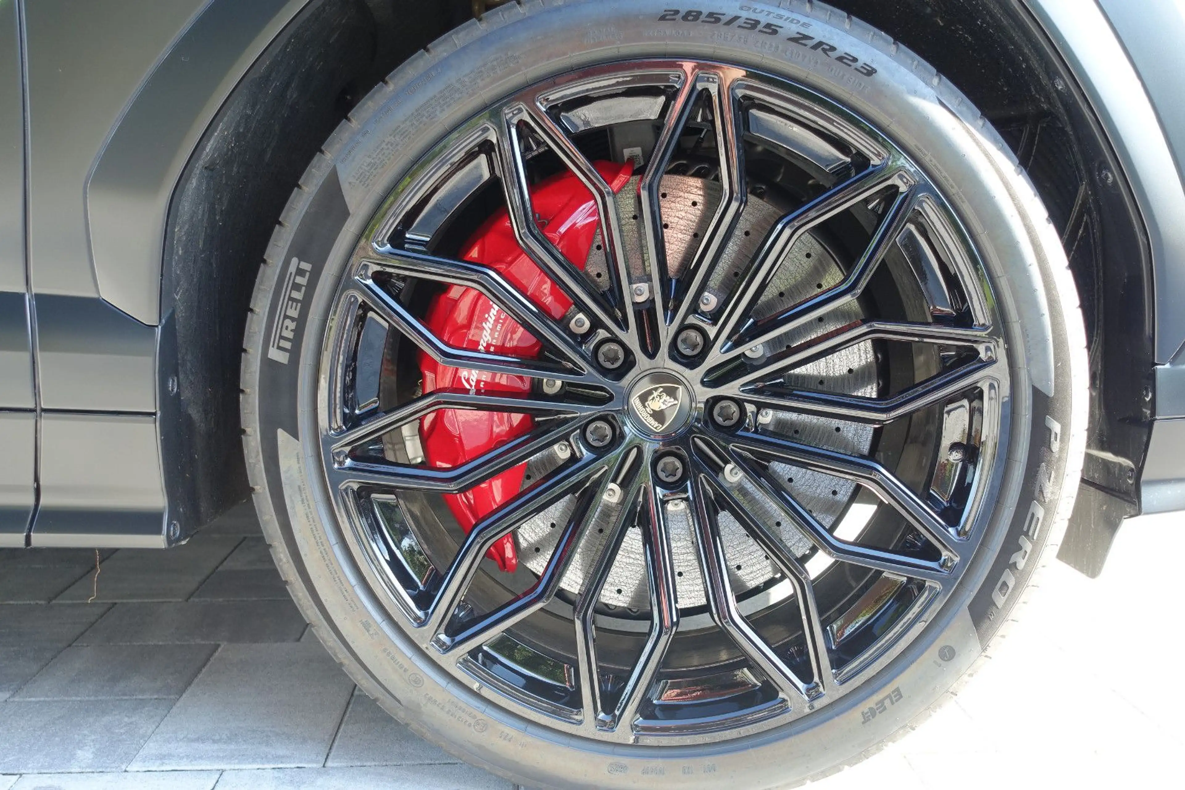 Lamborghini Urus 4.0 V8 PHEV SE B&O PANO CARB 360° DARK-PACK — photo 32
