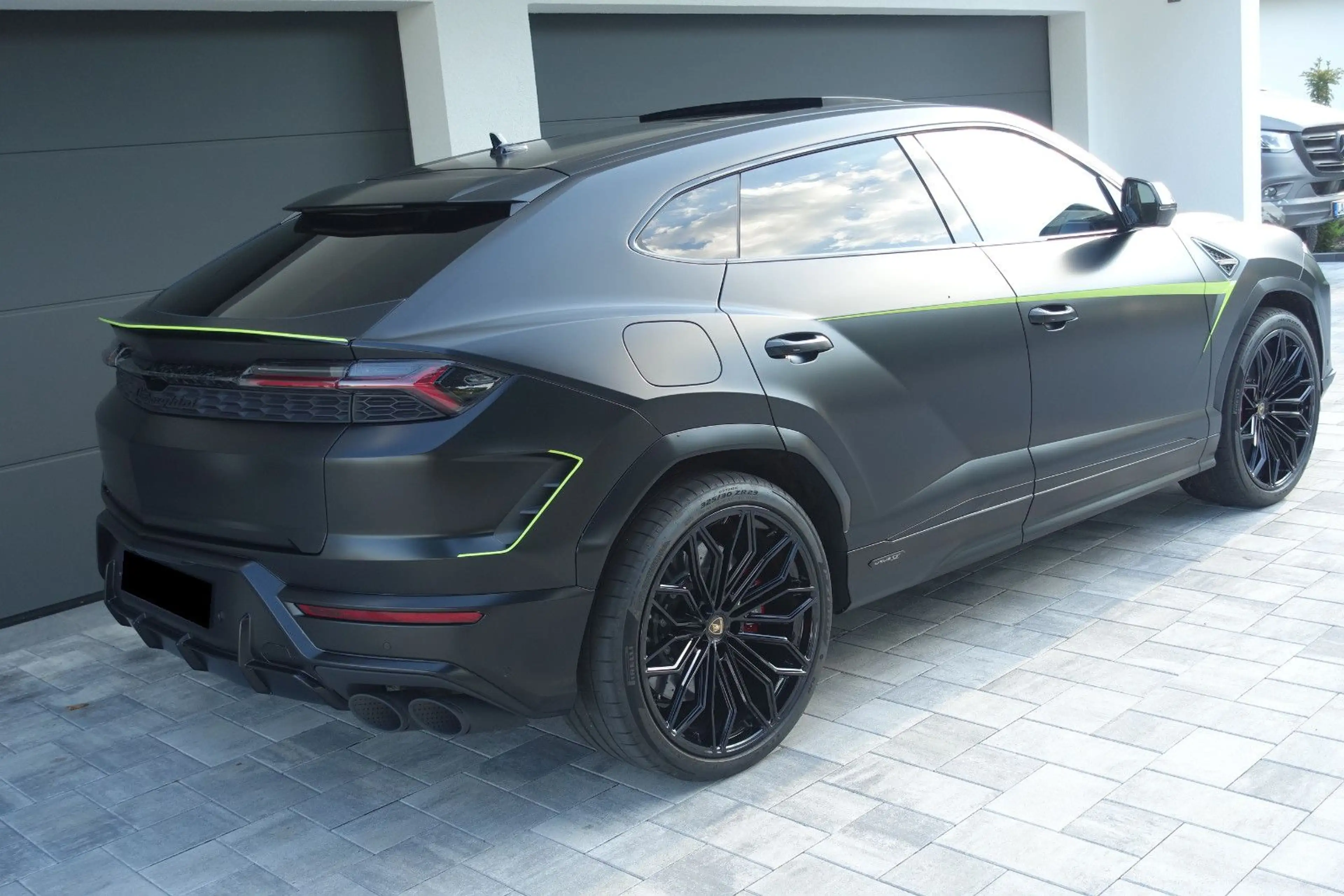 Lamborghini Urus 4.0 V8 PHEV SE B&O PANO CARB 360° DARK-PACK — photo 18