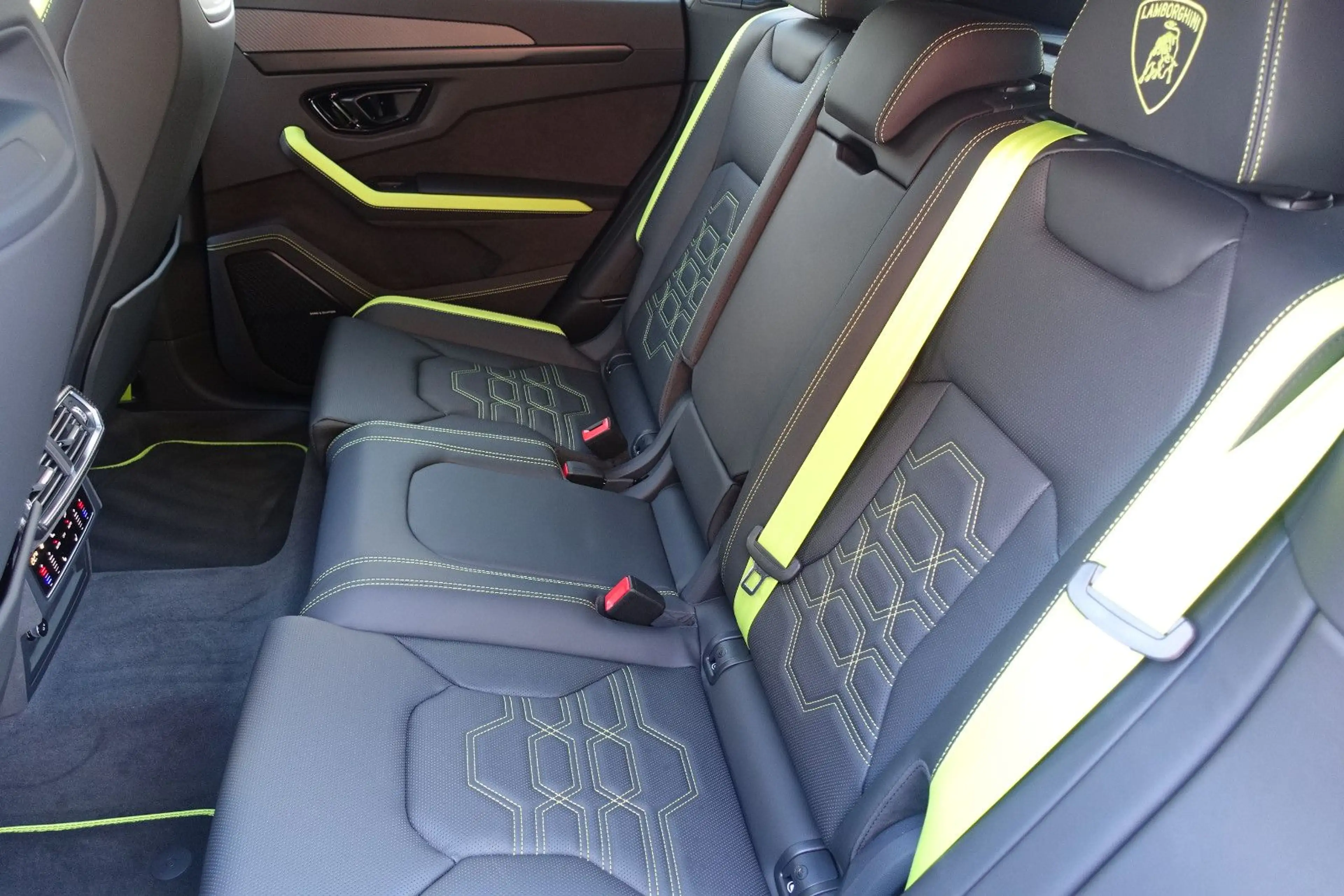 Lamborghini Urus 4.0 V8 PHEV SE B&O PANO CARB 360° DARK-PACK — photo 12