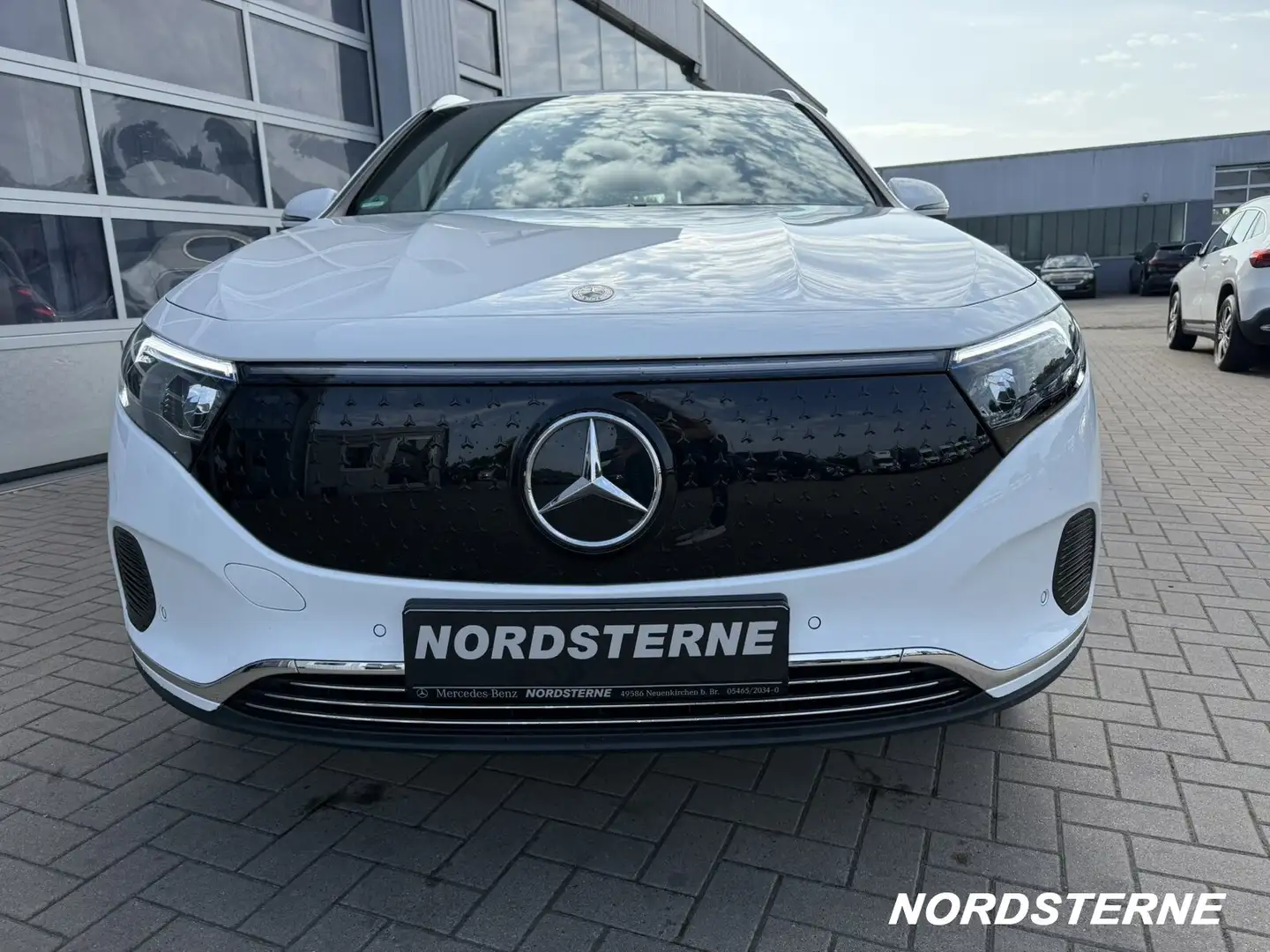 Mercedes-Benz EQA 300 EQA 300 4M Progressive Mbux LED Kamera Distronic Bílá - 2