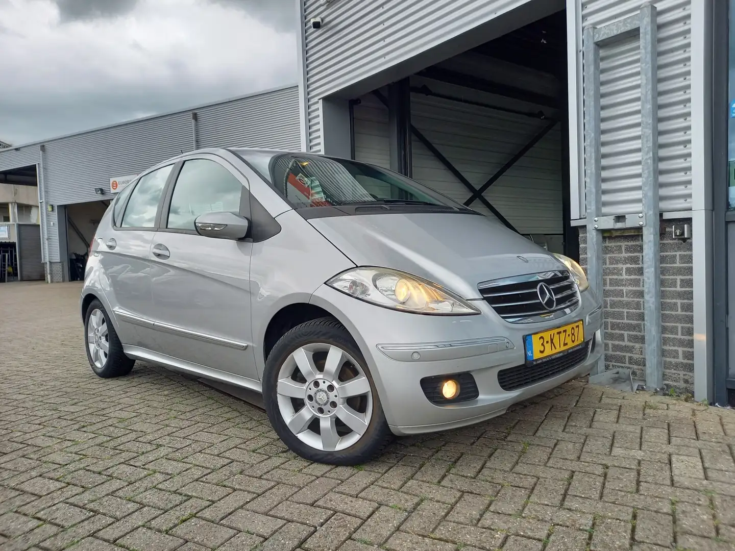 Mercedes-Benz A 170 Avantgarde AUTOMAAT - TREKHAAK - PDC V/A - AIRCO - Grijs - 2