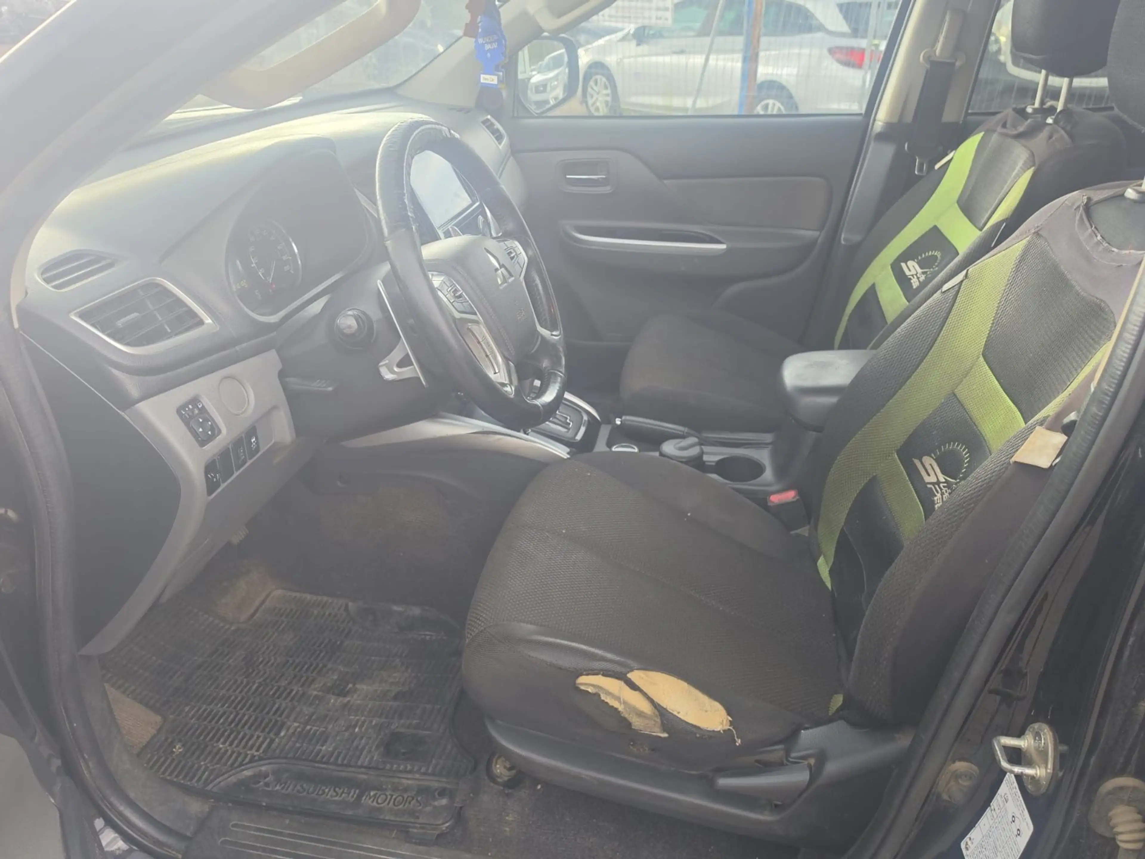 Mitsubishi L200 — photo 12