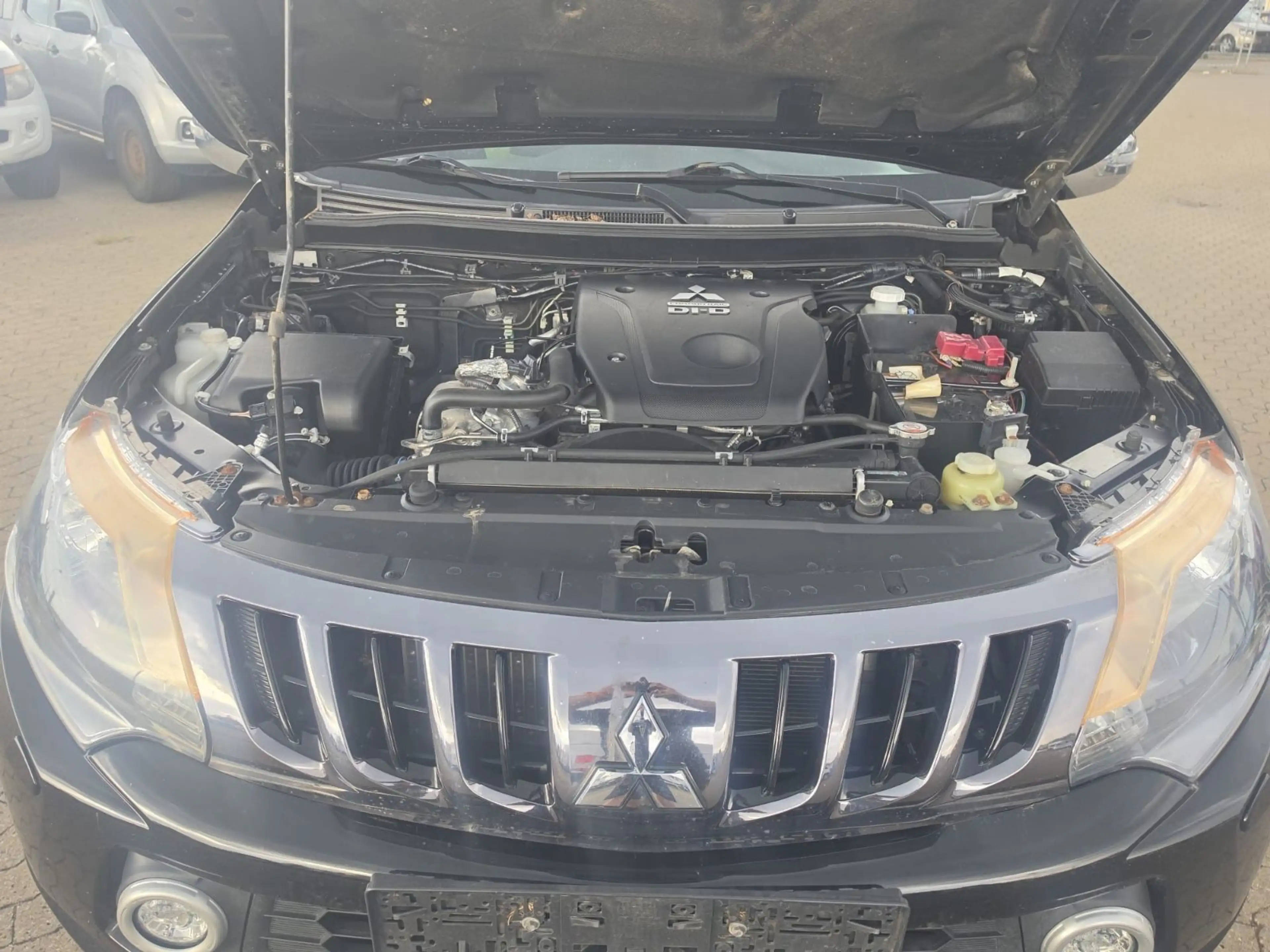 Mitsubishi L200 — photo 8
