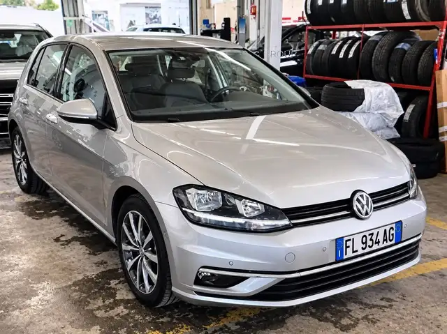 Volkswagen Golf view 2