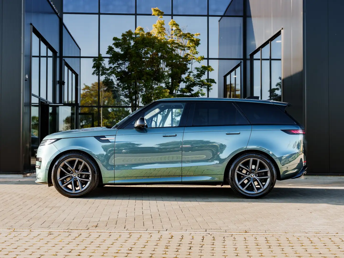 Land Rover Range Rover Sport D300 SE - Pano - trekhaak - ACC - 360° - Groen - 2