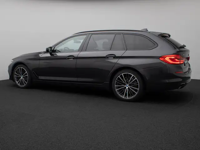 BMW 5 Series view 10