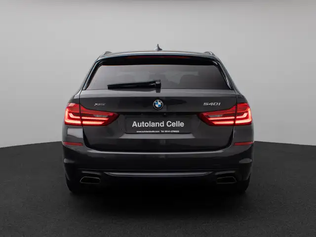 BMW 5 Series view 8