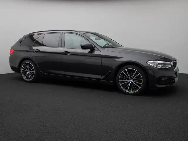 BMW 5 Series view 4