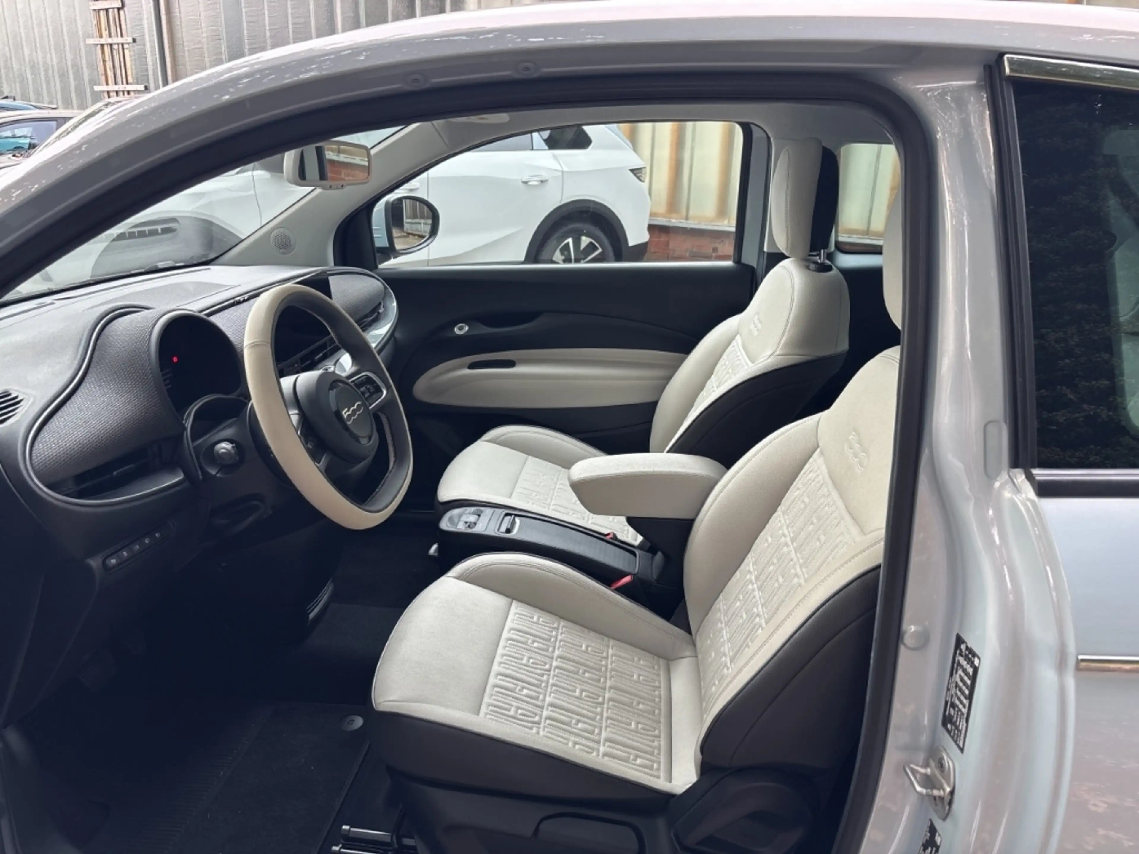 Fiat 500e La Prima, 42kWh Batterie Panorama Navi Soundsystem — photo 13
