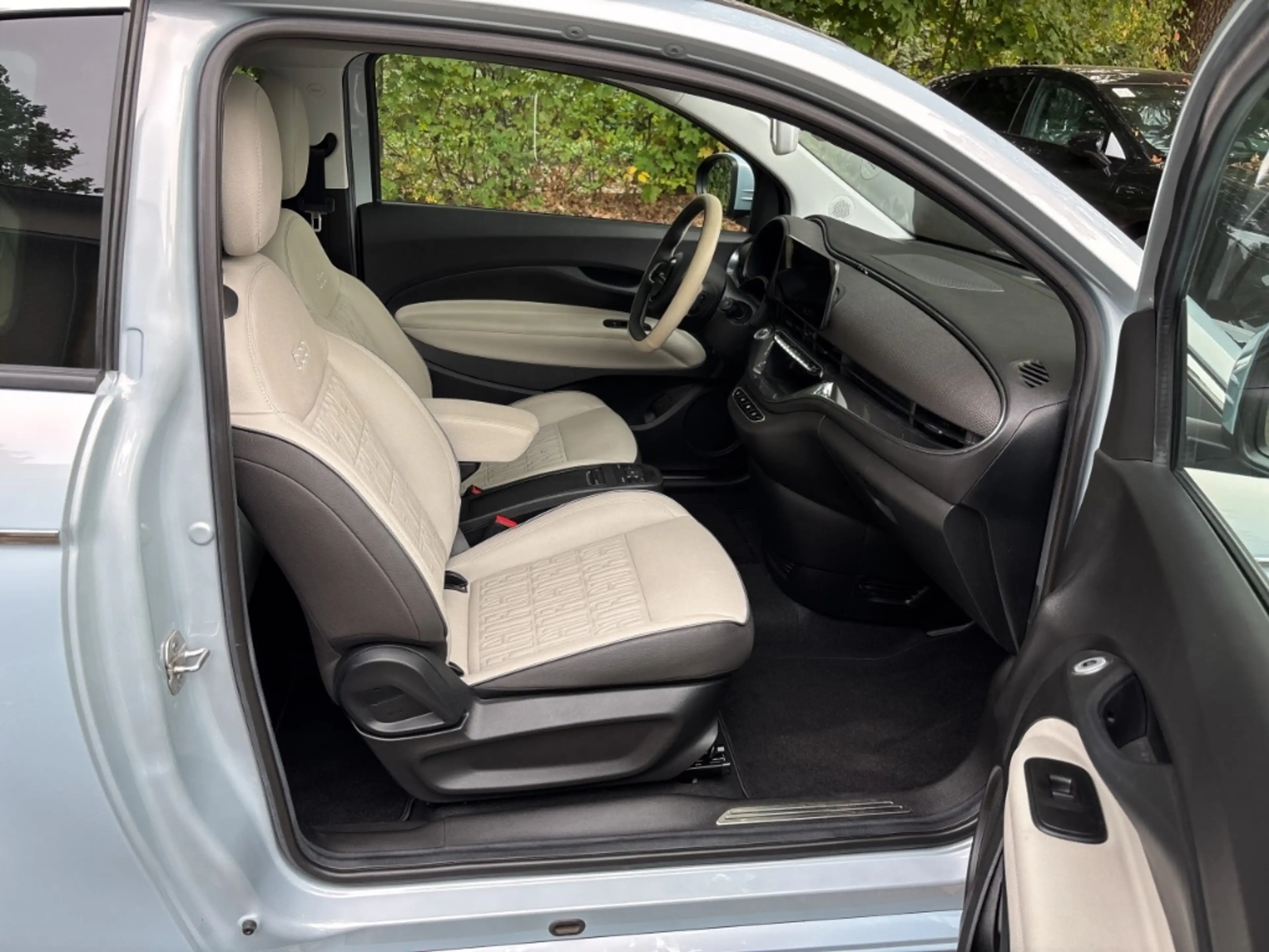 Fiat 500e La Prima, 42kWh Batterie Panorama Navi Soundsystem — photo 12