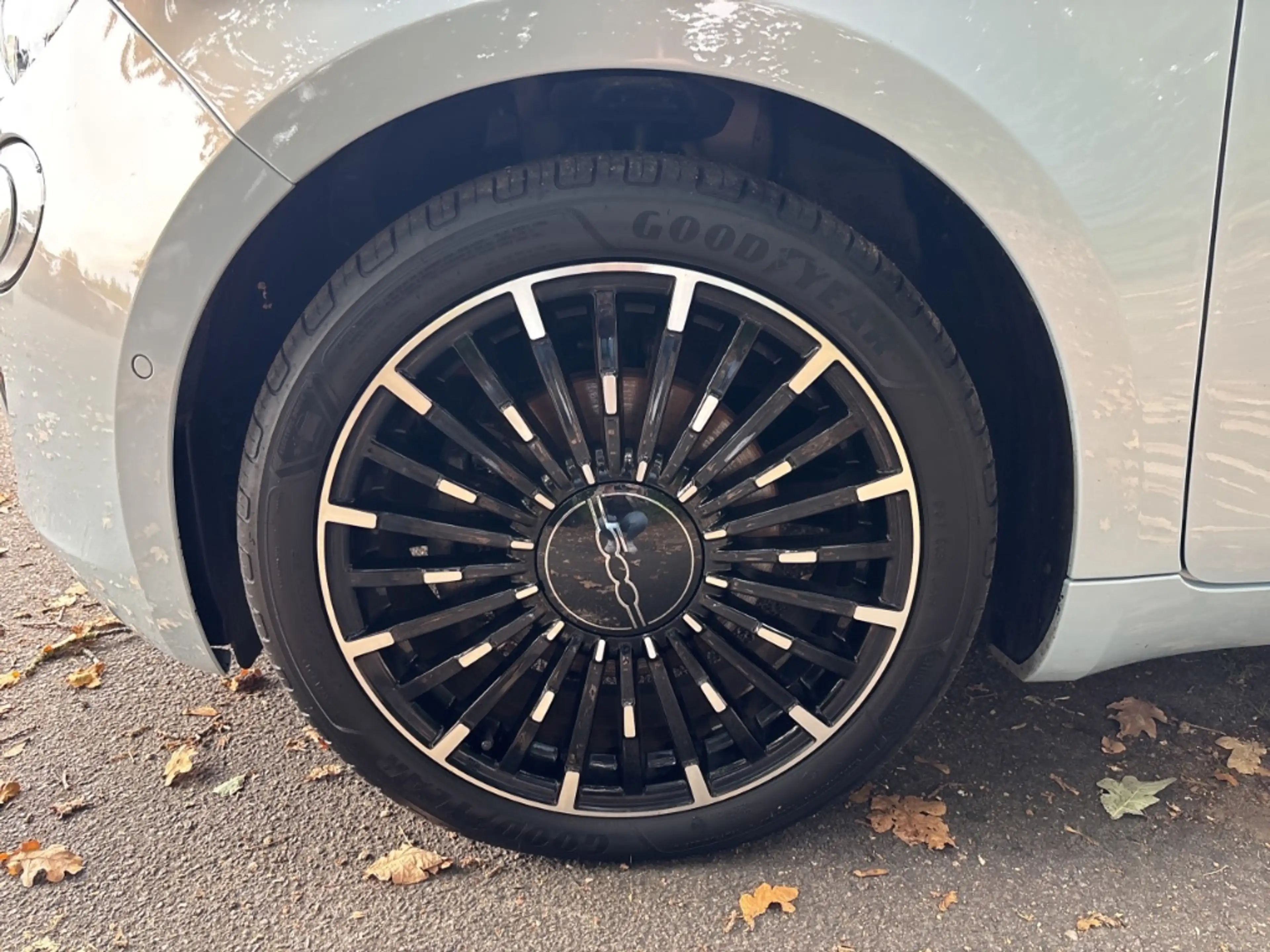 Fiat 500e La Prima, 42kWh Batterie Panorama Navi Soundsystem — photo 11